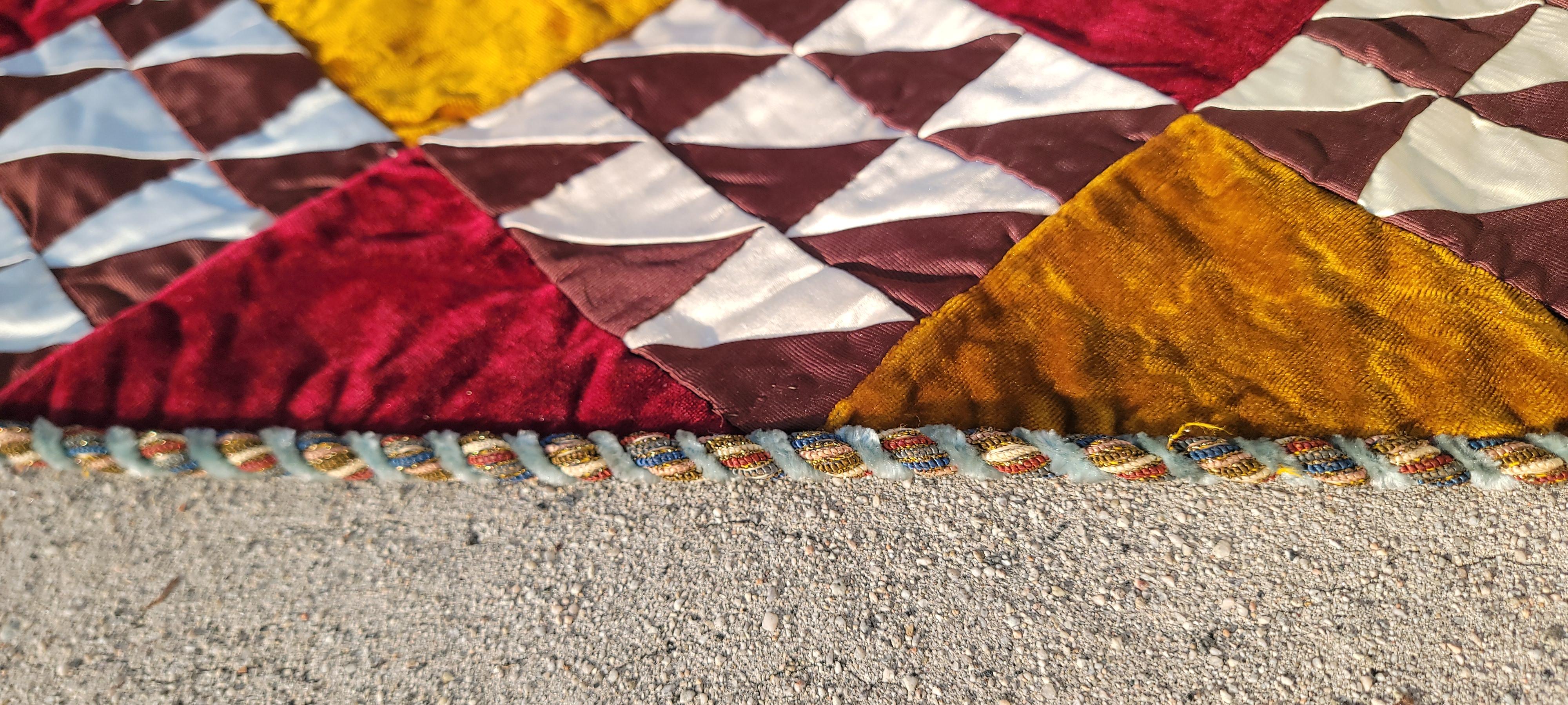 Américain Courtepointe en velours et soie de 19e siècle Cabine en bois rond pristine en vente