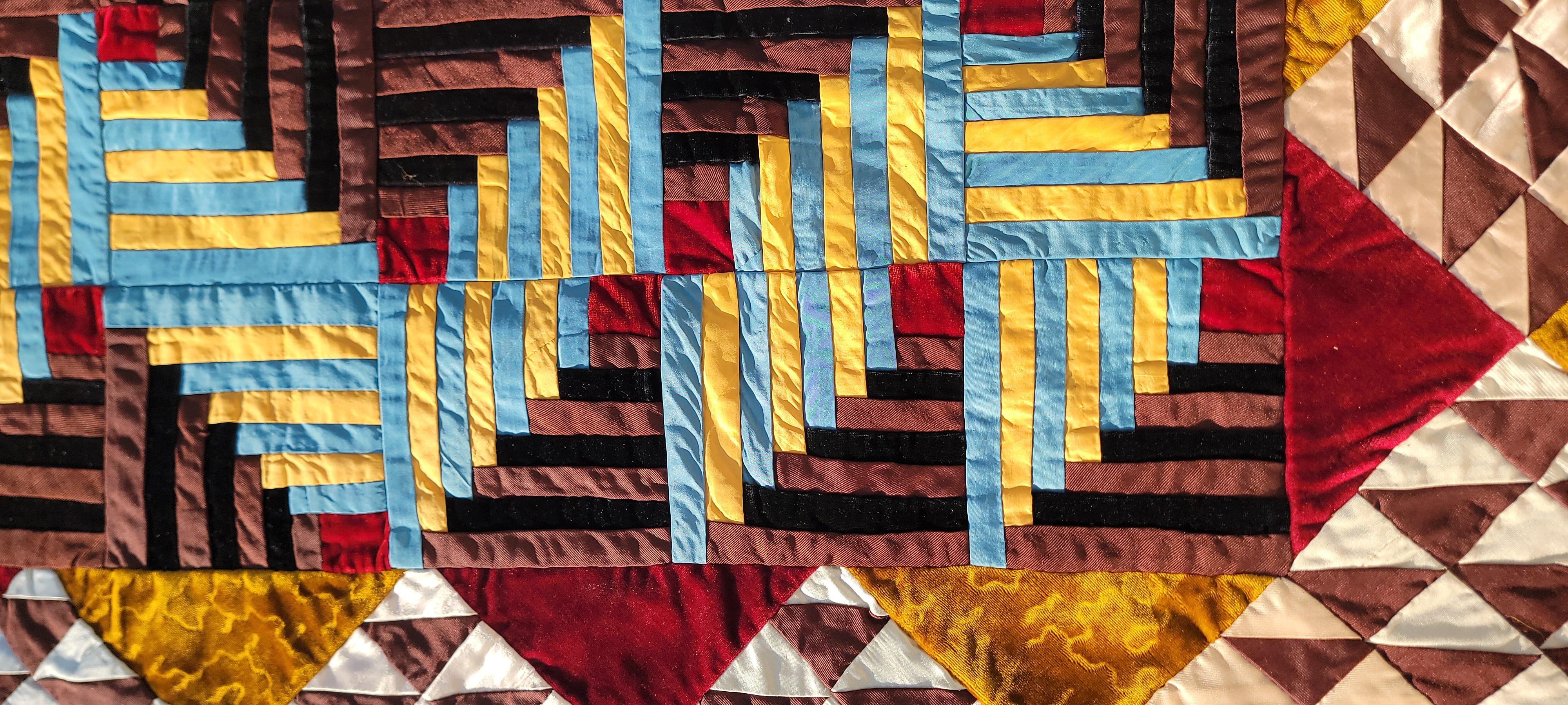 Fait main Courtepointe en velours et soie de 19e siècle Cabine en bois rond pristine en vente