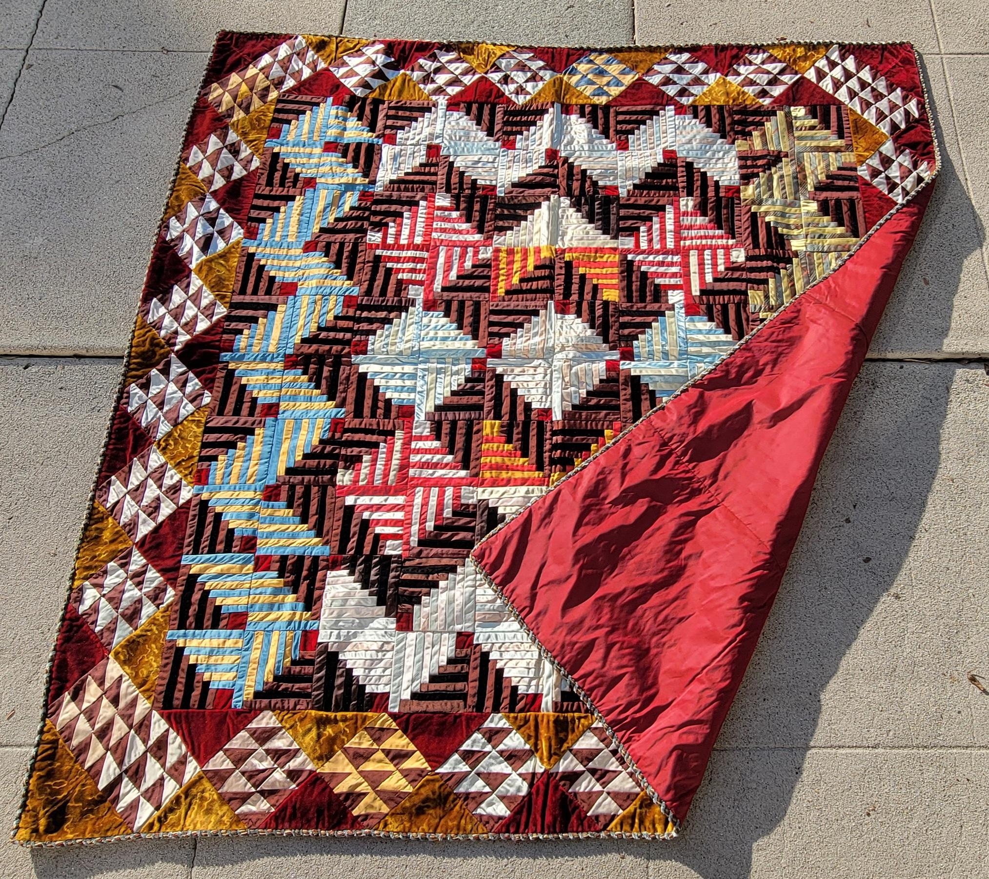 Courtepointe en velours et soie de 19e siècle Cabine en bois rond pristine Excellent état - En vente à Los Angeles, CA