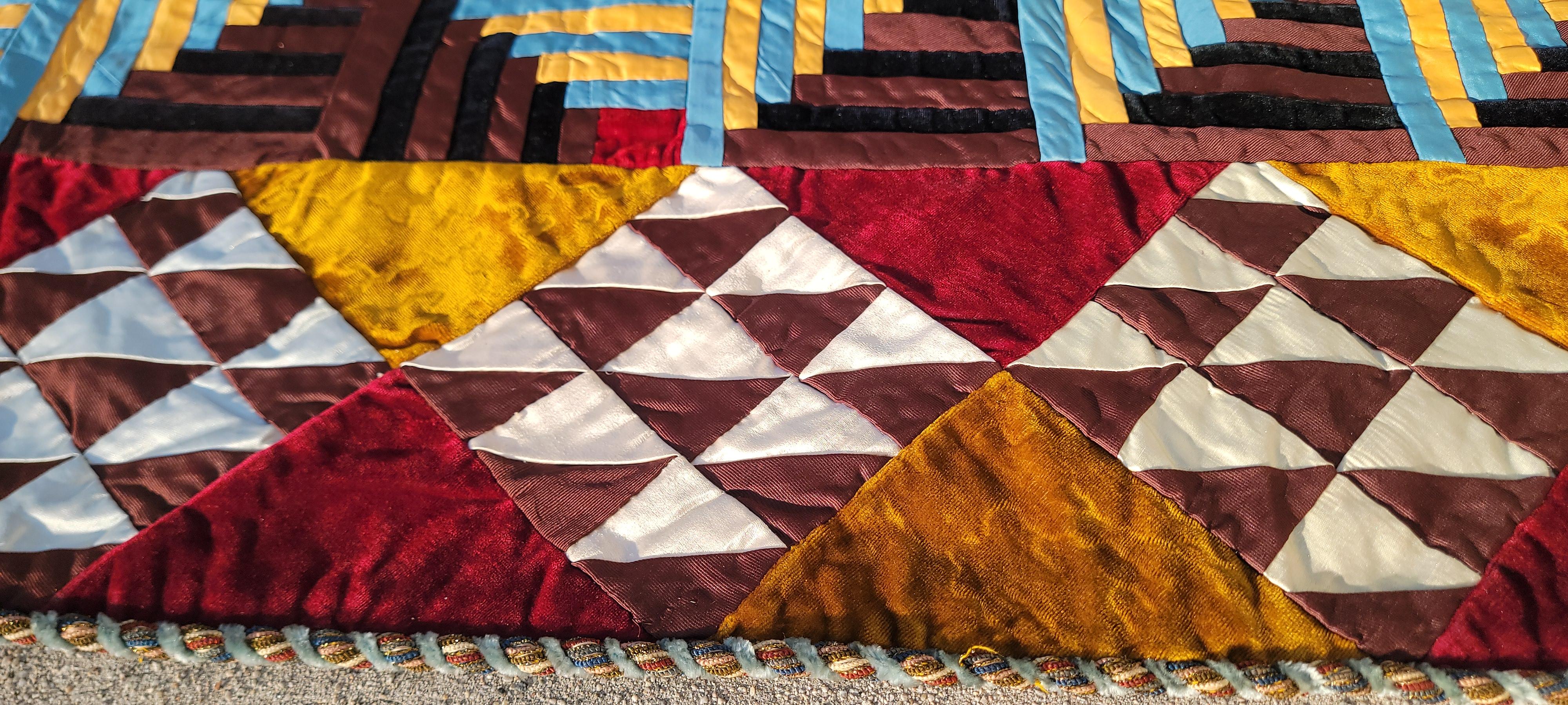 XIXe siècle Courtepointe en velours et soie de 19e siècle Cabine en bois rond pristine en vente