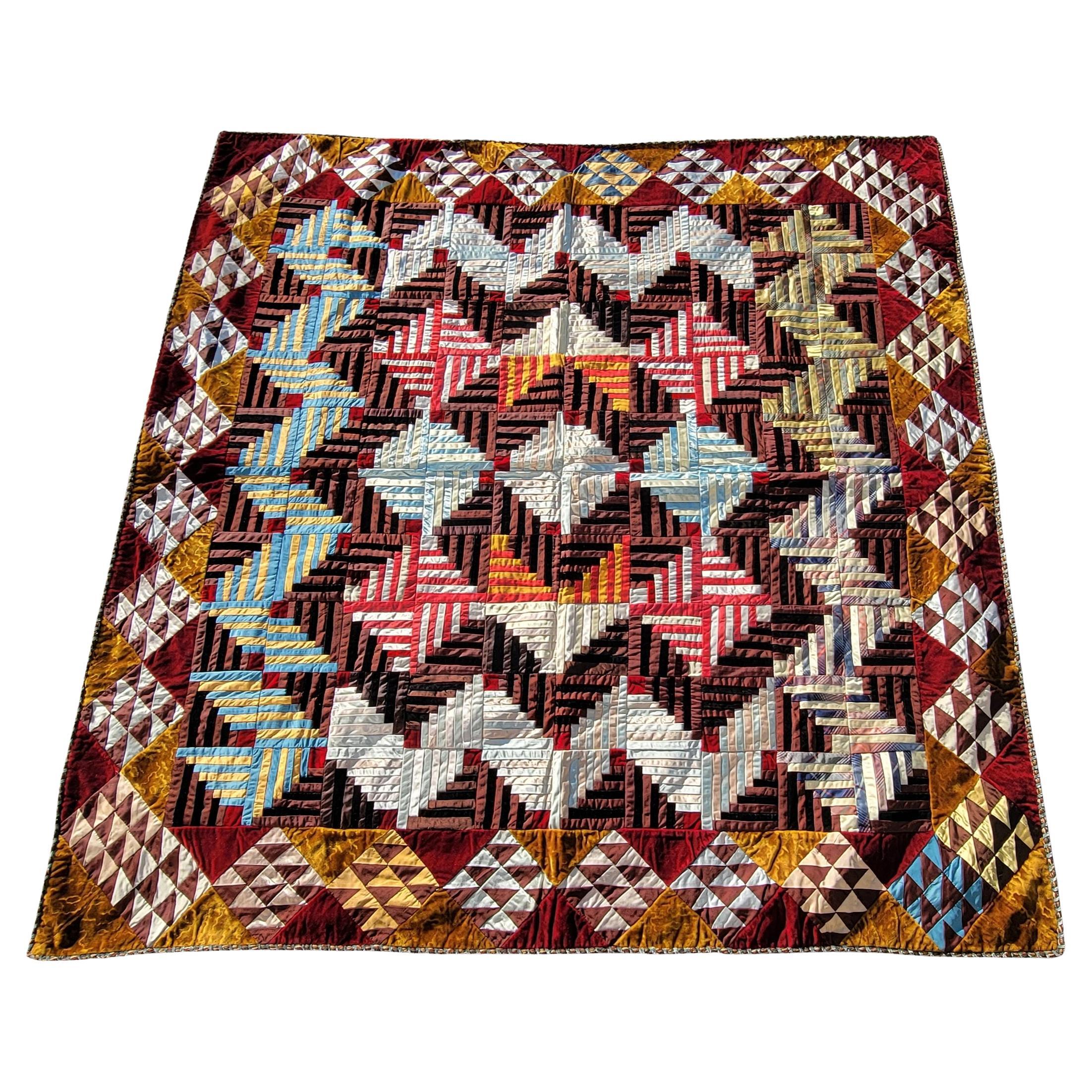 Courtepointe en velours et soie de 19e siècle Cabine en bois rond pristine