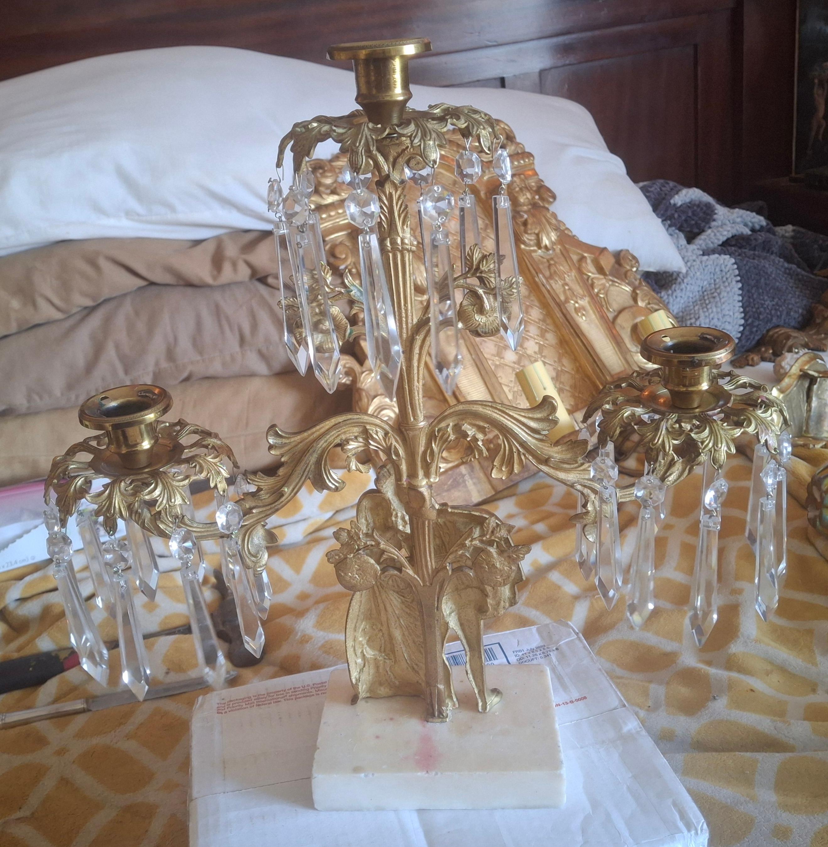 19. Jh. Antiker viktorianischer Kandelaber aus vergoldeter Bronze und geschliffenem Kristall. Detaillierte männliche und weibliche Figuren auf Marmorsockel. 3 Kerzenarme. Schönes Nachlassstück in sehr gutem Zustand.