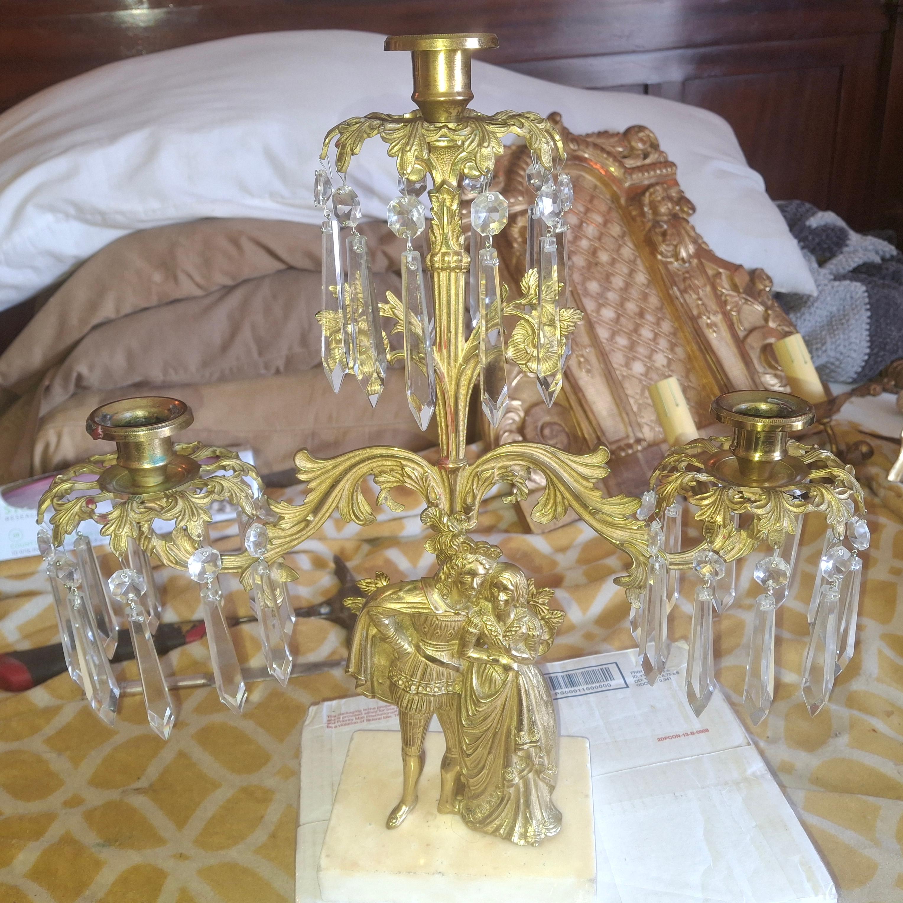 19. Jahrhundert Viktorianische vergoldete Bronze / Kristall Figural Kandelaber / Girandole (amerikanisch) im Angebot