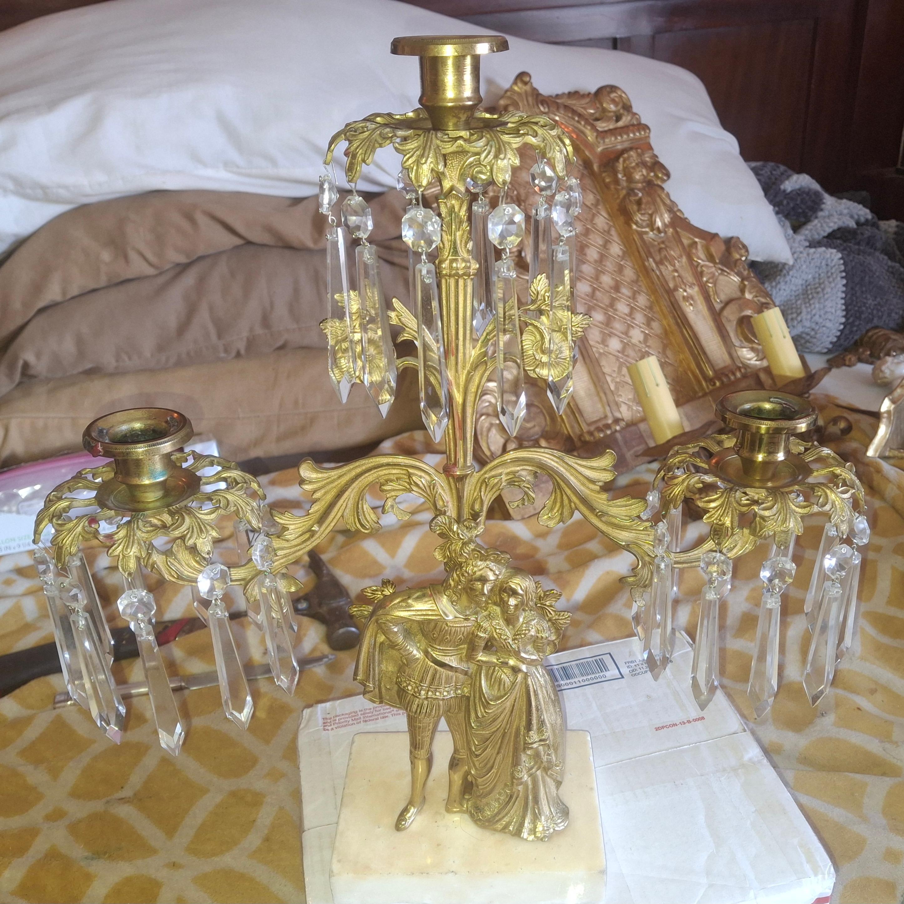 19. Jahrhundert Viktorianische vergoldete Bronze / Kristall Figural Kandelaber / Girandole (Vergoldet) im Angebot