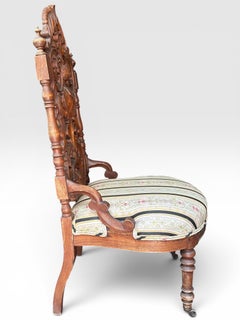 Wappenverzierter Slipper-Sessel aus geschnitztem Walnussholz im Stil der viktorianischen Neorenaissance des 19. Jahrhunderts.