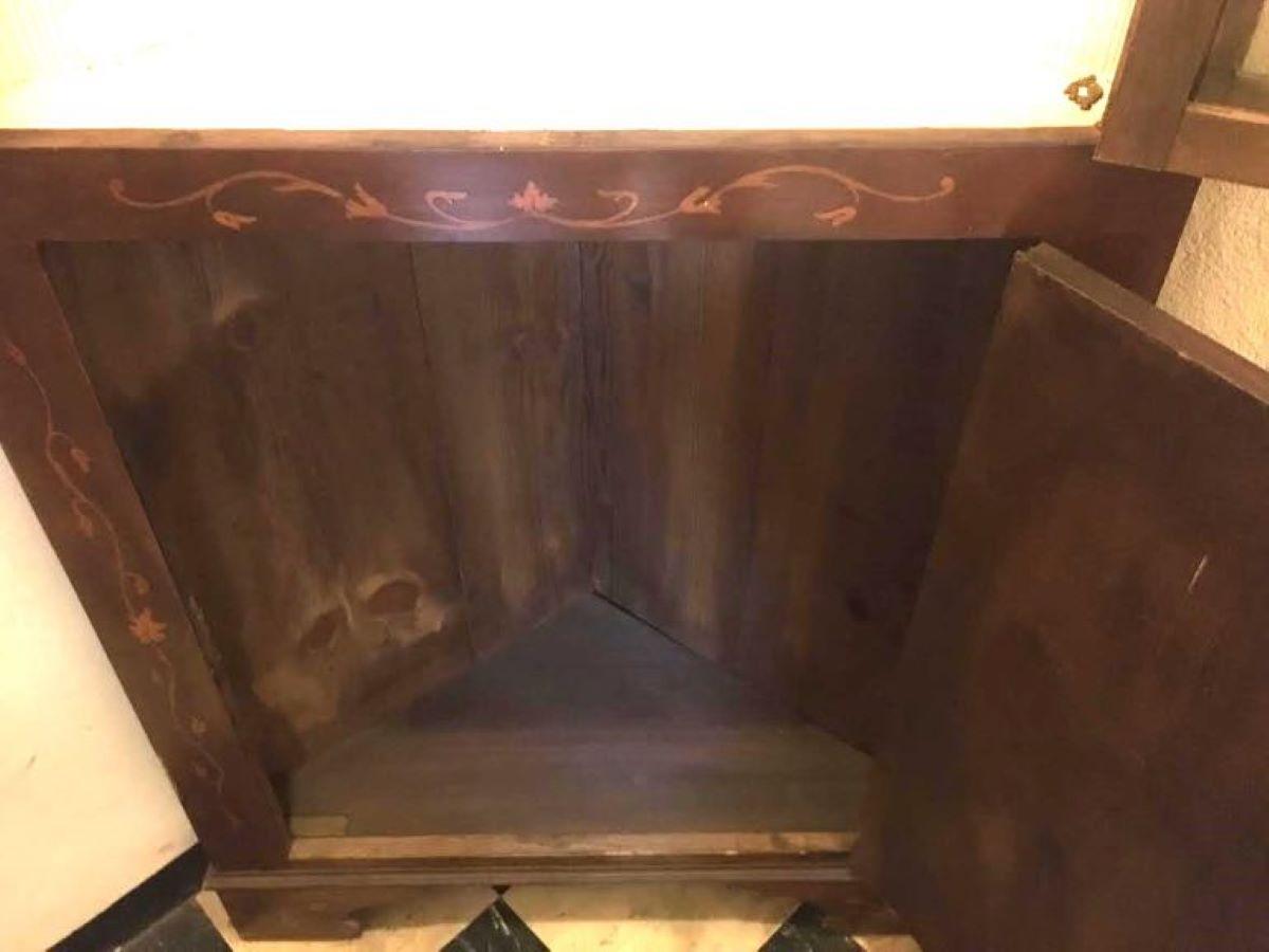 Credenza angolare in noce del XIX secolo con intarsio di legno di frutta con creature mitiche e fiori in vendita 2