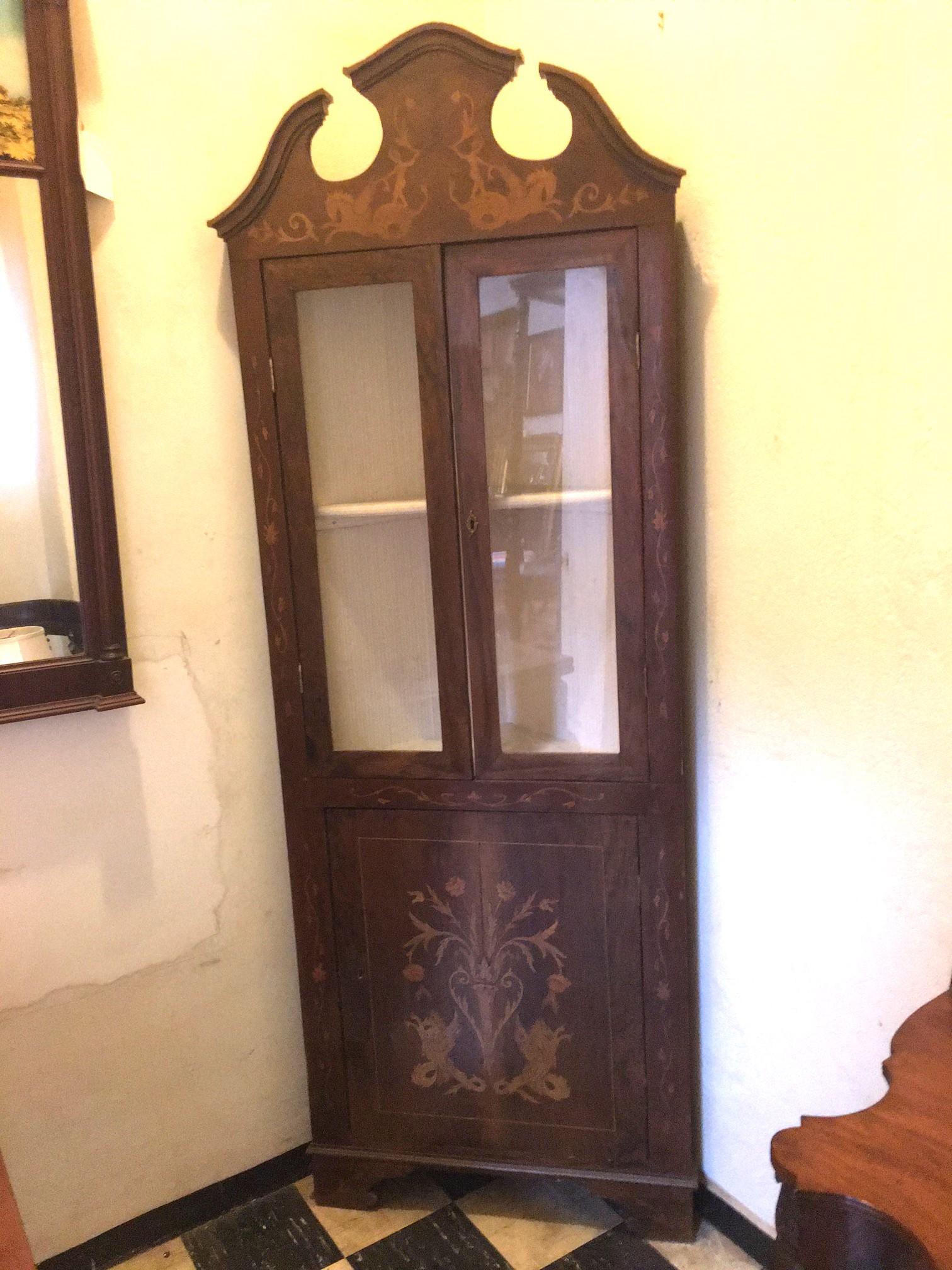 Credenza angolare in noce del XIX secolo con intarsio di legno di frutta con creature mitiche e fiori in vendita 3