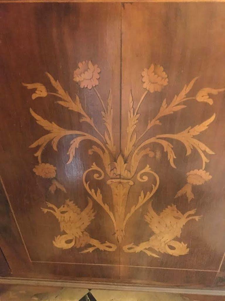 Credenza angolare in noce del XIX secolo con intarsio di legno di frutta con creature mitiche e fiori in vendita 4