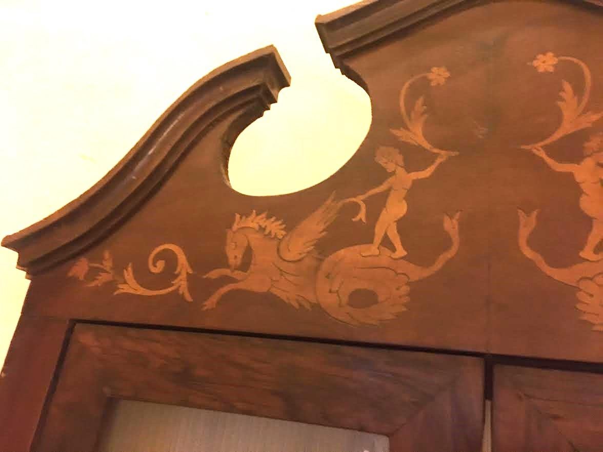 Neoclassico Credenza angolare in noce del XIX secolo con intarsio di legno di frutta con creature mitiche e fiori in vendita