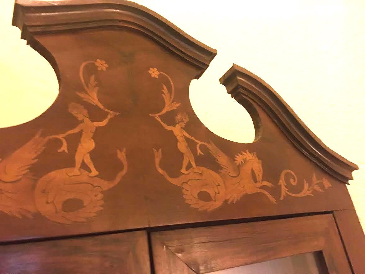 Italiano Credenza angolare in noce del XIX secolo con intarsio di legno di frutta con creature mitiche e fiori in vendita