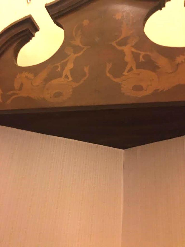 Intarsio Credenza angolare in noce del XIX secolo con intarsio di legno di frutta con creature mitiche e fiori in vendita