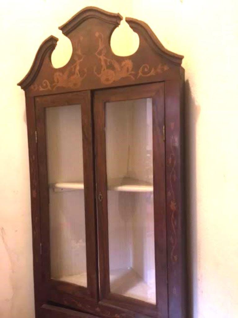 Credenza angolare in noce del XIX secolo con intarsio di legno di frutta con creature mitiche e fiori In condizioni buone in vendita a Savannah, GA