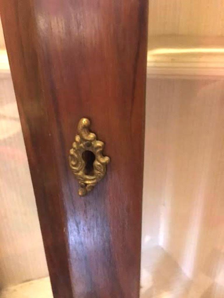 Fine XIX secolo Credenza angolare in noce del XIX secolo con intarsio di legno di frutta con creature mitiche e fiori in vendita