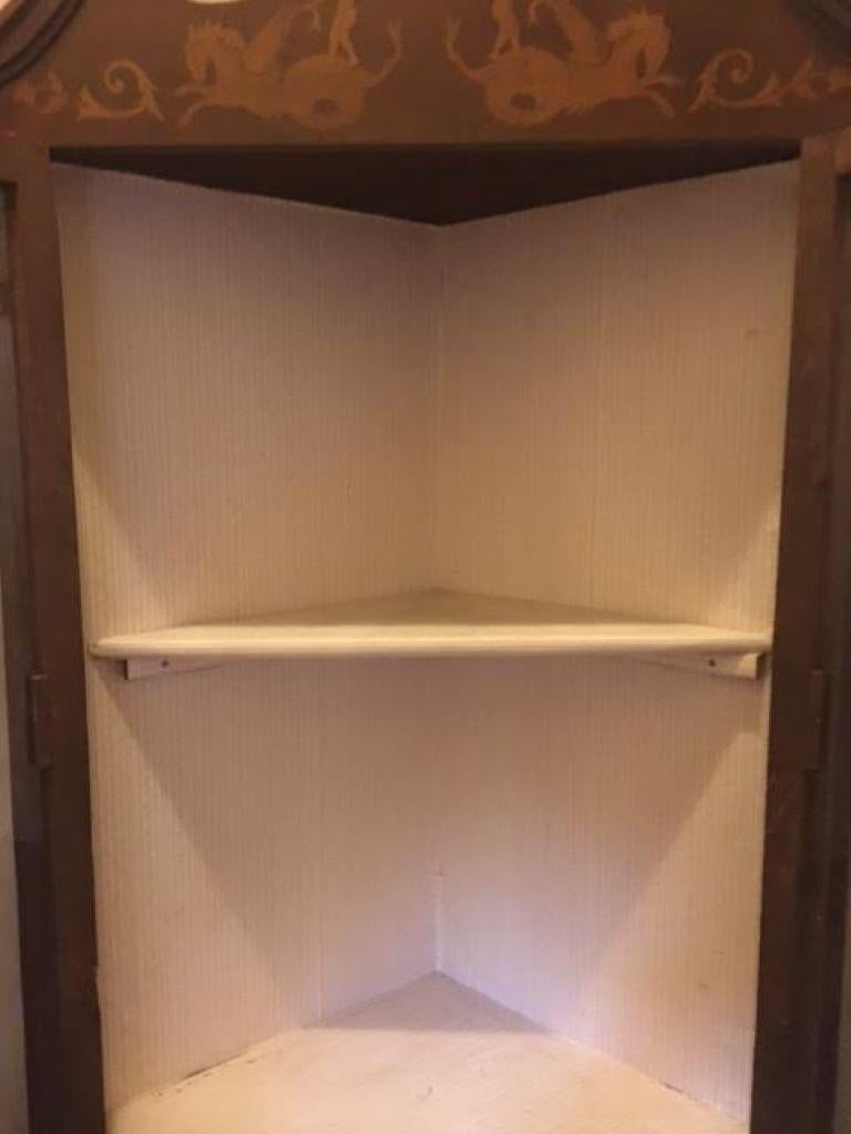 Legno di alberi da frutto Credenza angolare in noce del XIX secolo con intarsio di legno di frutta con creature mitiche e fiori in vendita