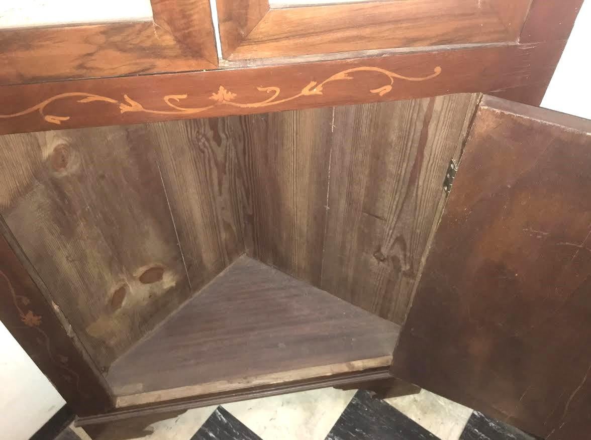 Credenza angolare in noce del XIX secolo con intarsio di legno di frutta con creature mitiche e fiori in vendita 1