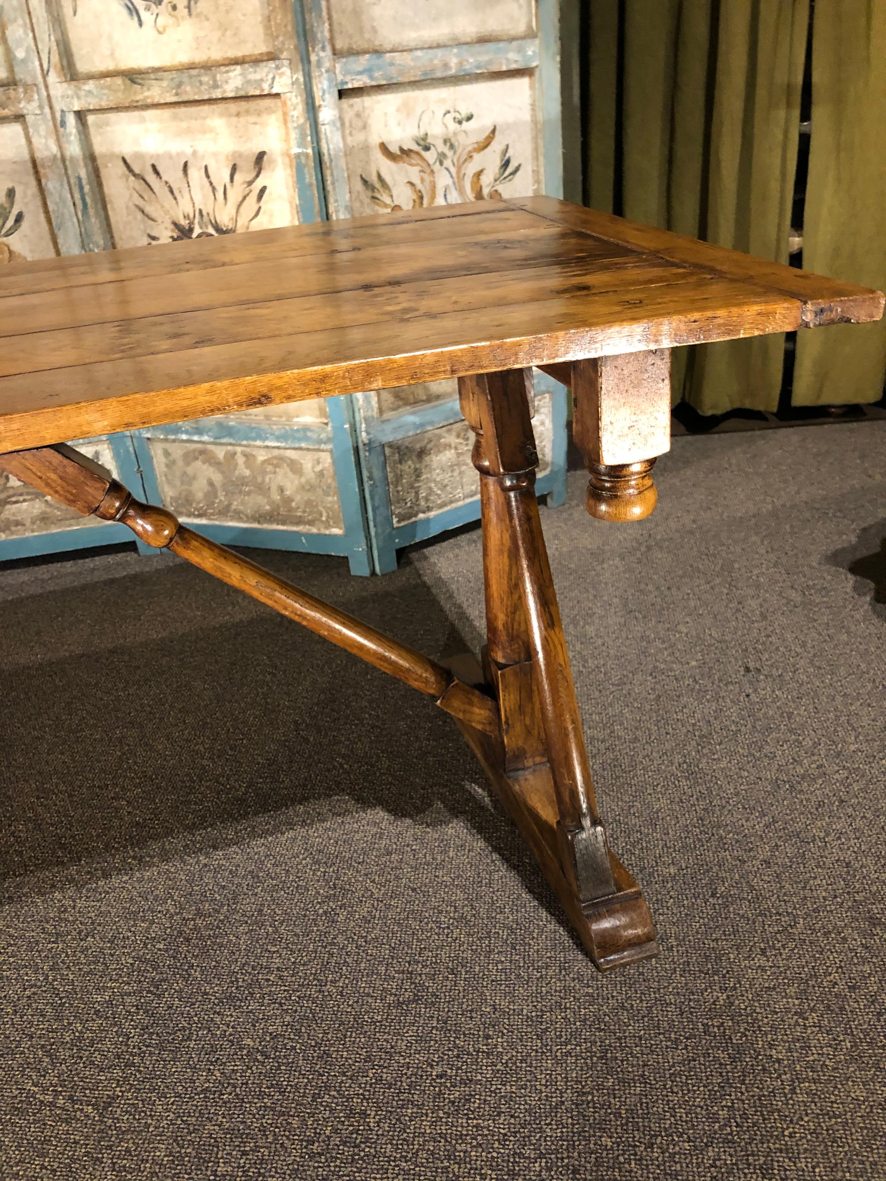 19th Century Walnut Dining Table In Good Condition In Paris, FR