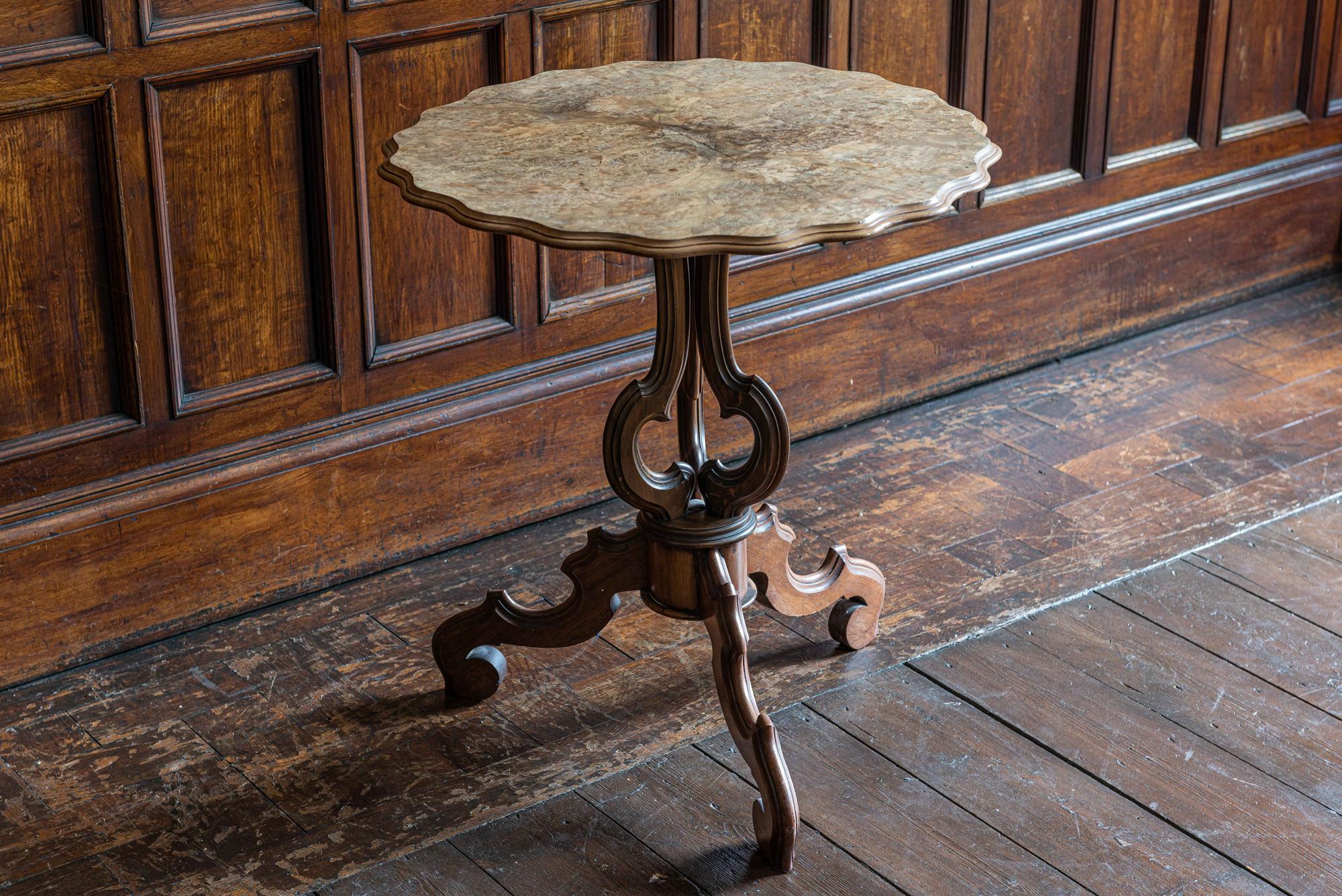 19th Century Walnut Tilt-Top Centre Table In Good Condition In Staffordshire, GB