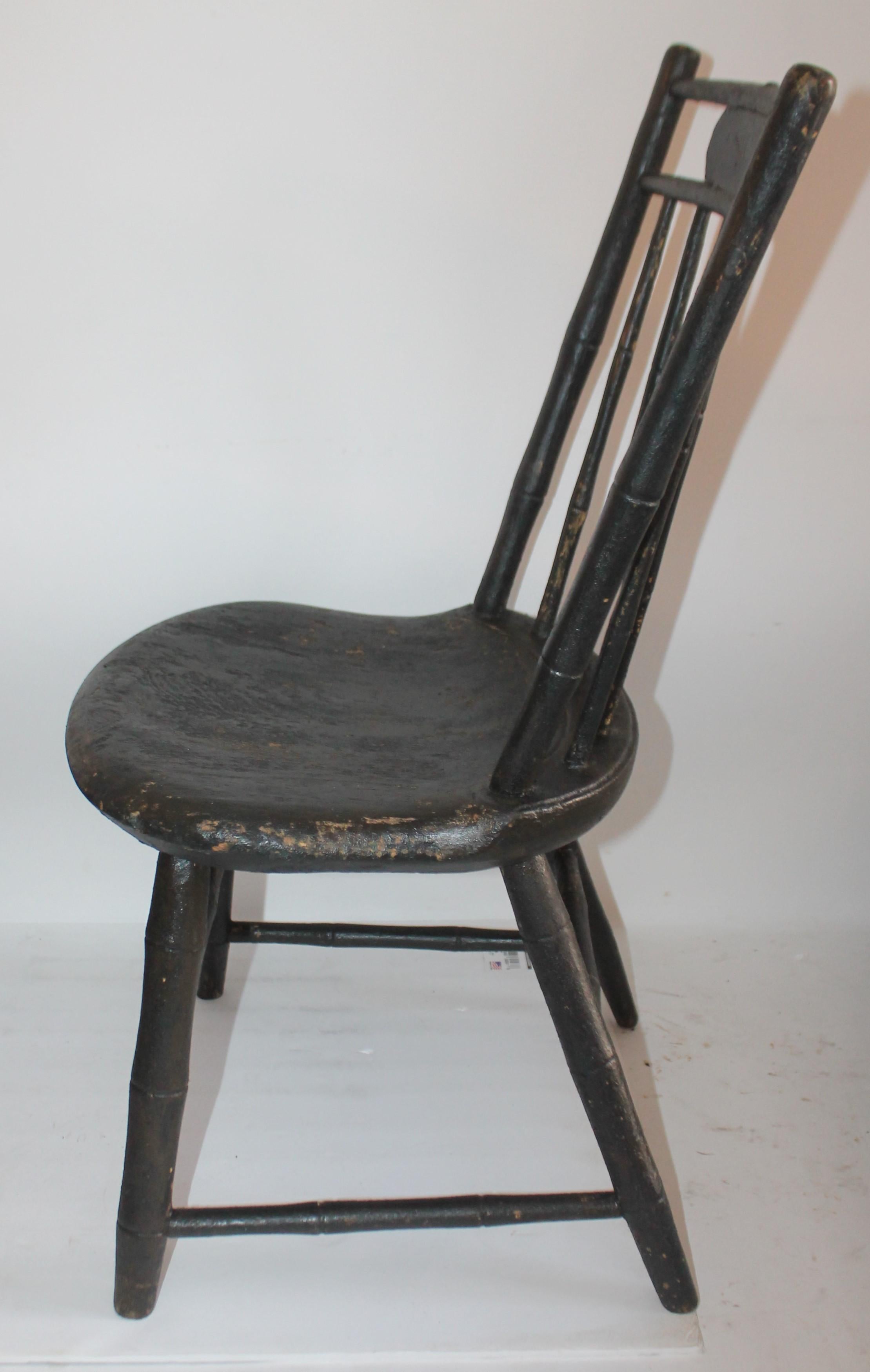 windsor-Kinderstühle des 19. Jahrhunderts:: schwarz lackierte Oberfläche:: Paar (amerikanisch) im Angebot