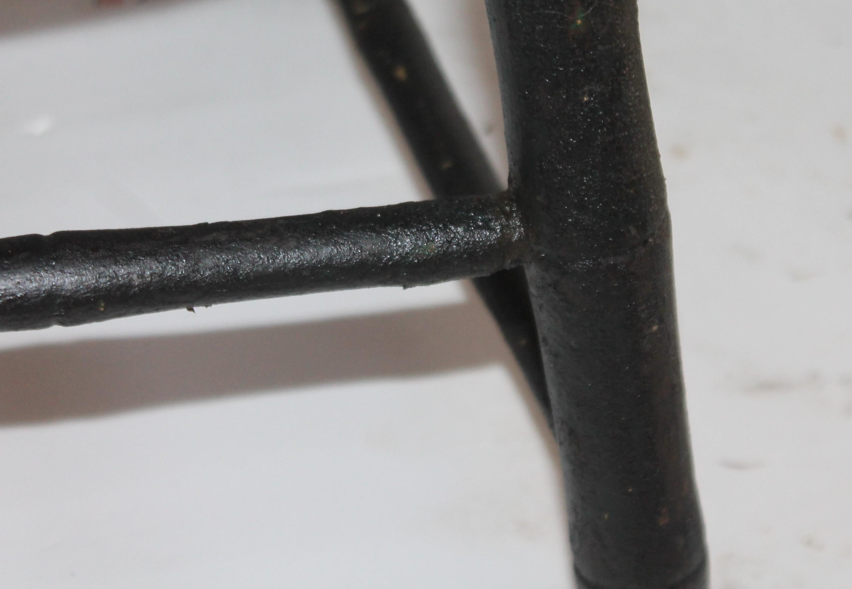 Bois paire de chaises d'enfant Windsor du 19ème siècle en surface peinte en noir en vente