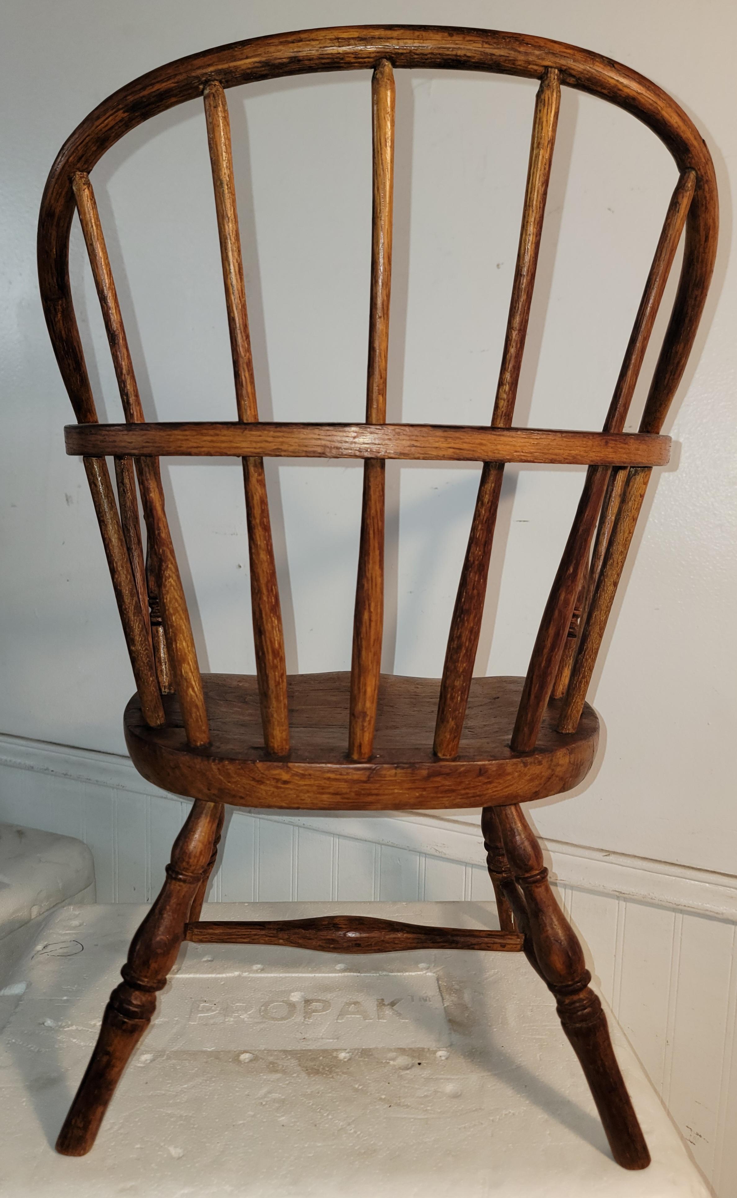 Sedia a braccioli Windsor per bambini con schienale a sacco del XIX secolo, in buone condizioni e con una bella patina color mello.