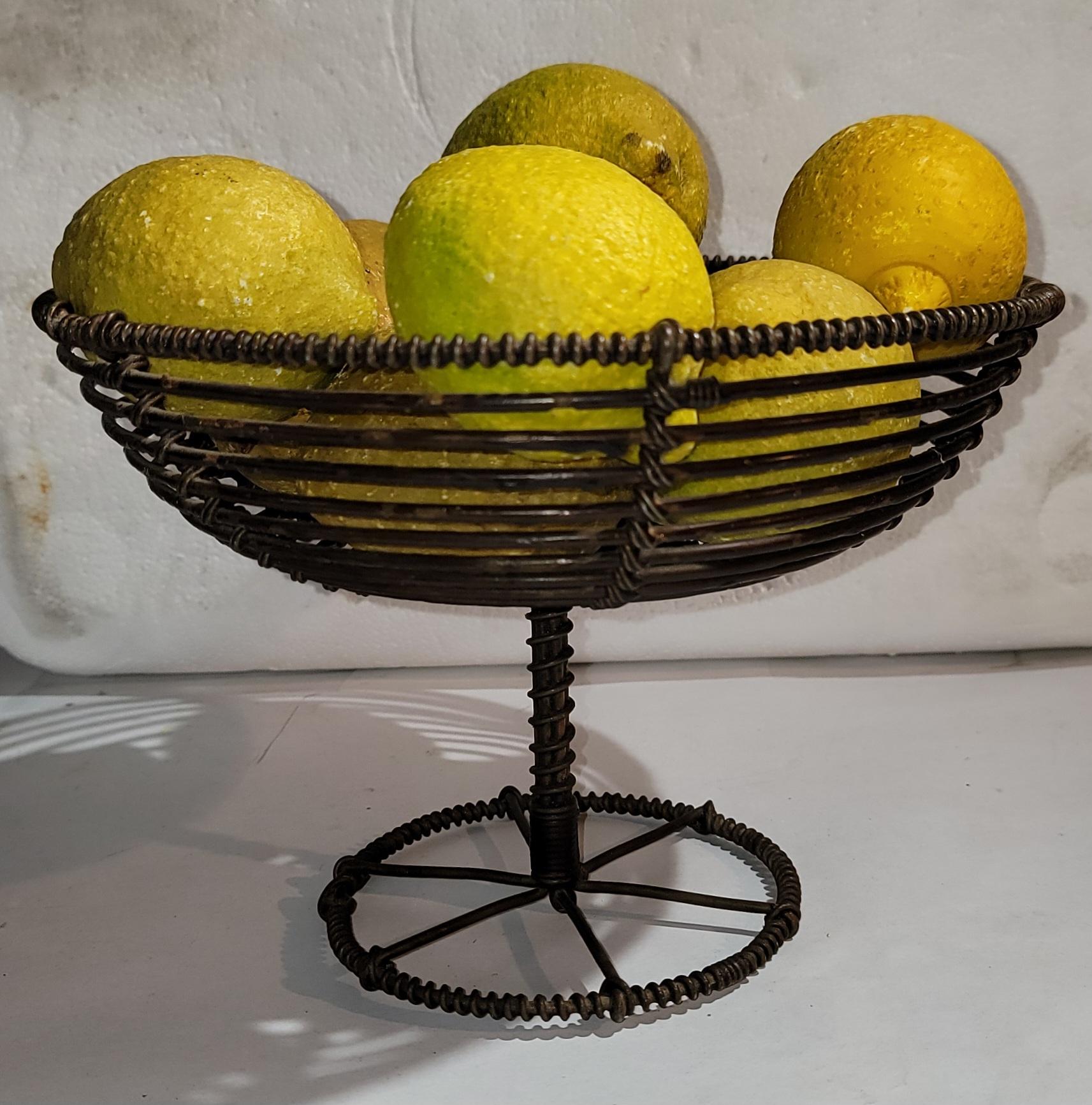  A  composta in filo di ferro antico riempita con nove pietre antiche  limoni o limoni di alabastro .

I limoni misurano circa 2 pollici x 3 pollici ciascuno.