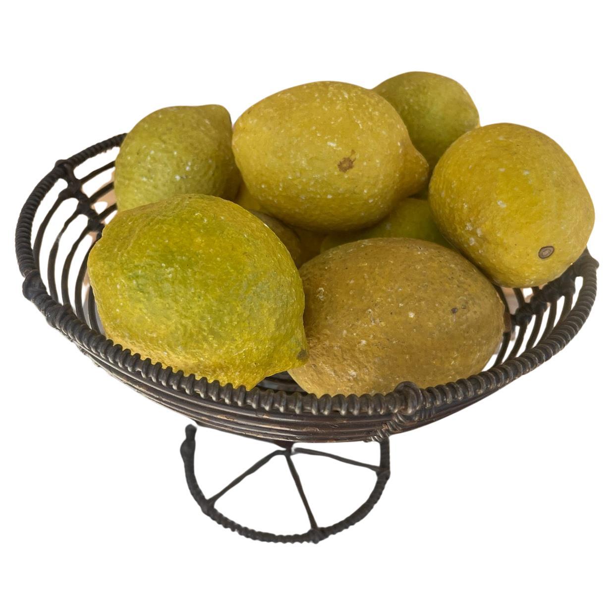 Stile Adirondack Cestino in filo di ferro del XIX secolo con nove limoni in alabastro in vendita