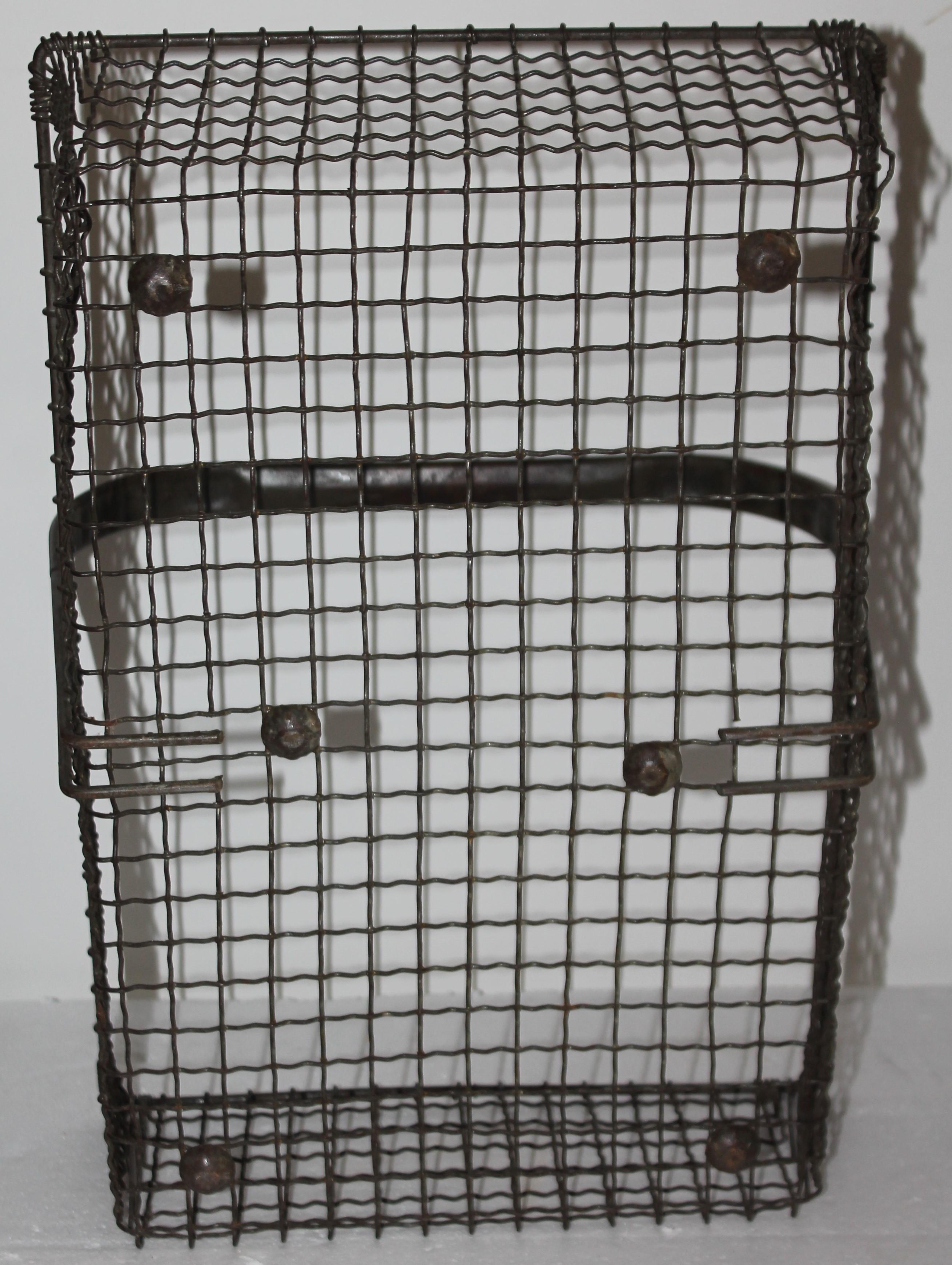 19thc Wire Vegetables Basket In Good Condition For Sale In Los Angeles, CA
