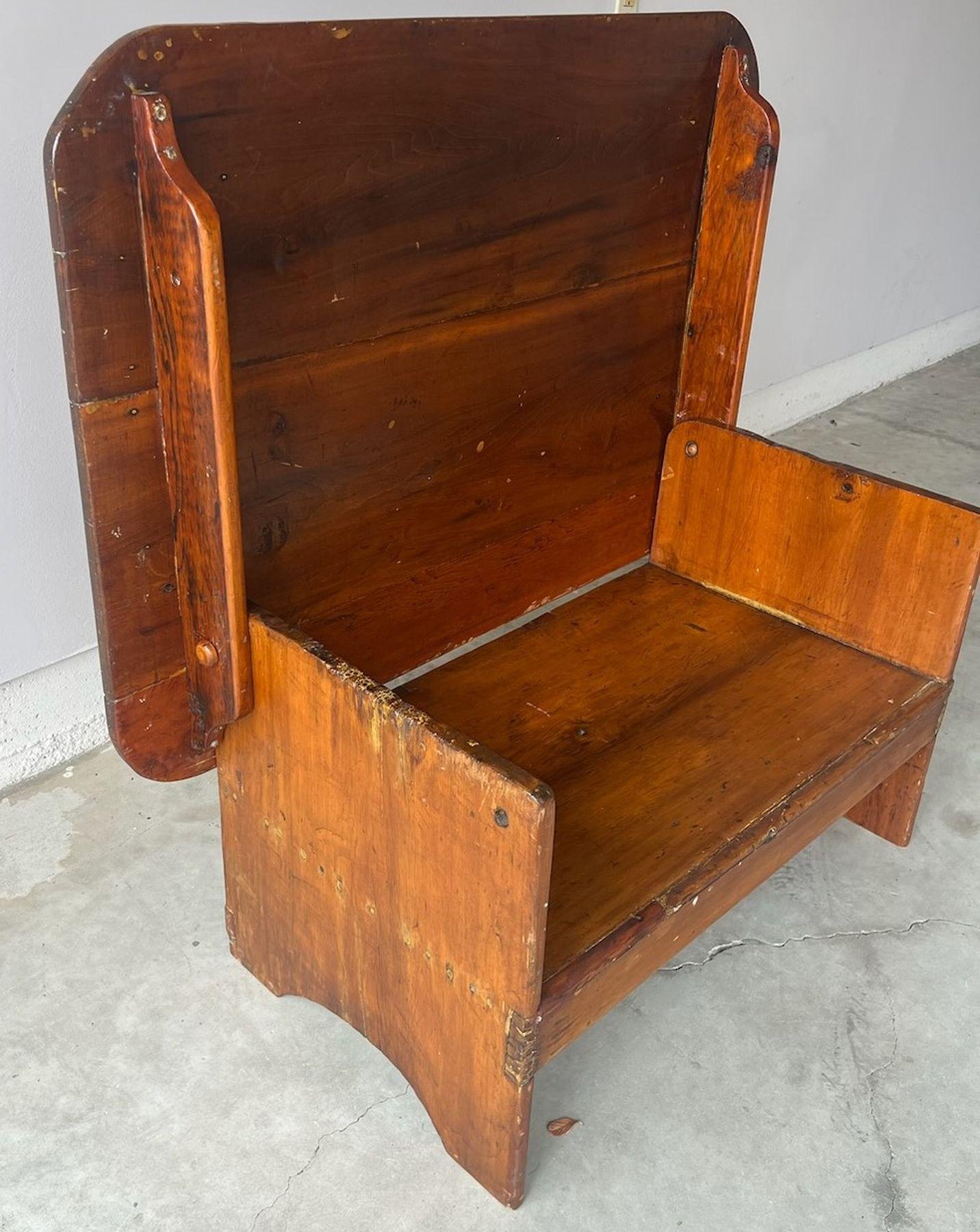 Table à plateau surélevé de Nouvelle-Angleterre fabriquée à la main en pin massif et plateau en planches épaisses de 2 pouces. Merveilleuse couleur d'origine. Belle patine. Peut être utilisé comme table ou comme banc. La partie supérieure est