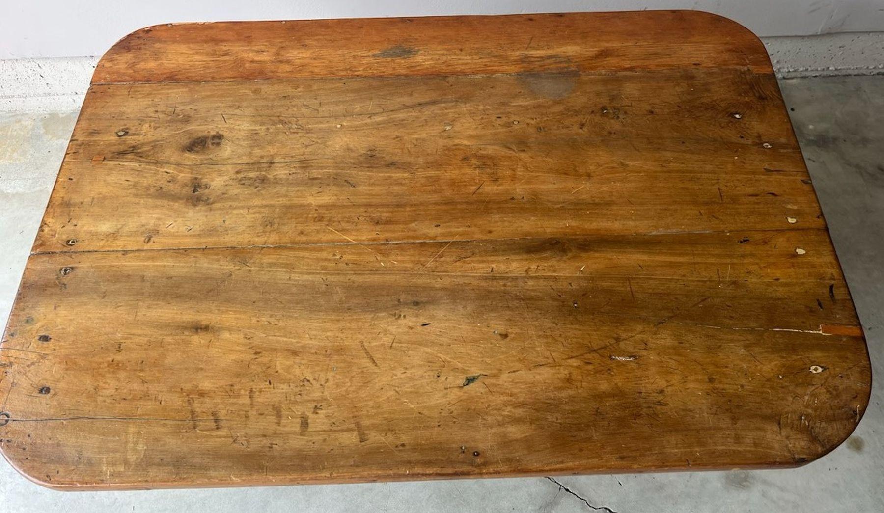 Table de ferme/ table basse en bois à plateau surélevé du 19e siècle de la Nouvelle-Angleterre Bon état - En vente à Los Angeles, CA