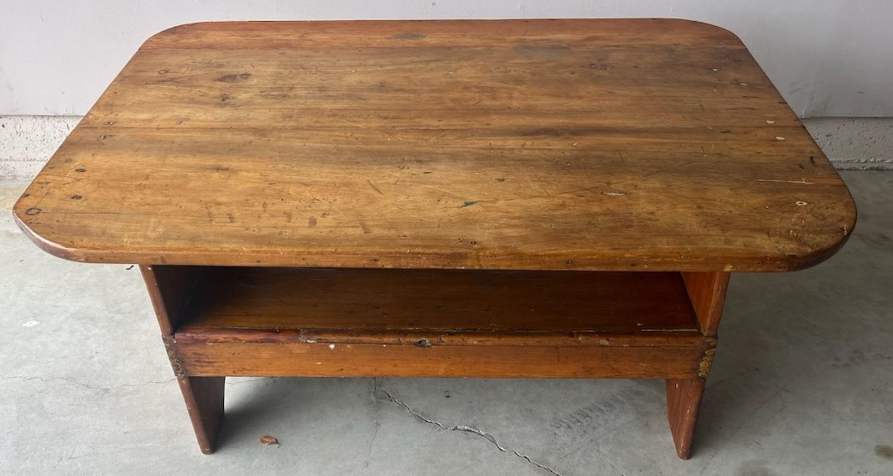 XIXe siècle Table de ferme/ table basse en bois à plateau surélevé du 19e siècle de la Nouvelle-Angleterre en vente