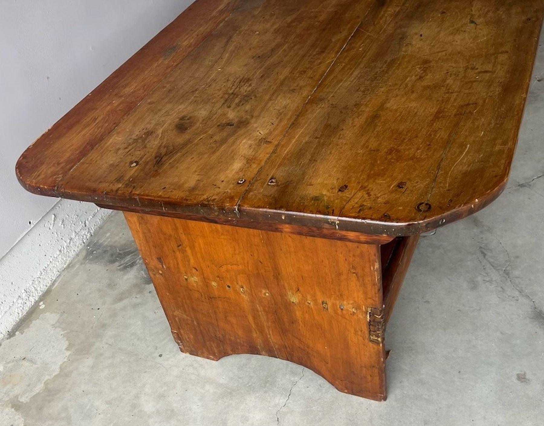 Bois Table de ferme/ table basse en bois à plateau surélevé du 19e siècle de la Nouvelle-Angleterre en vente