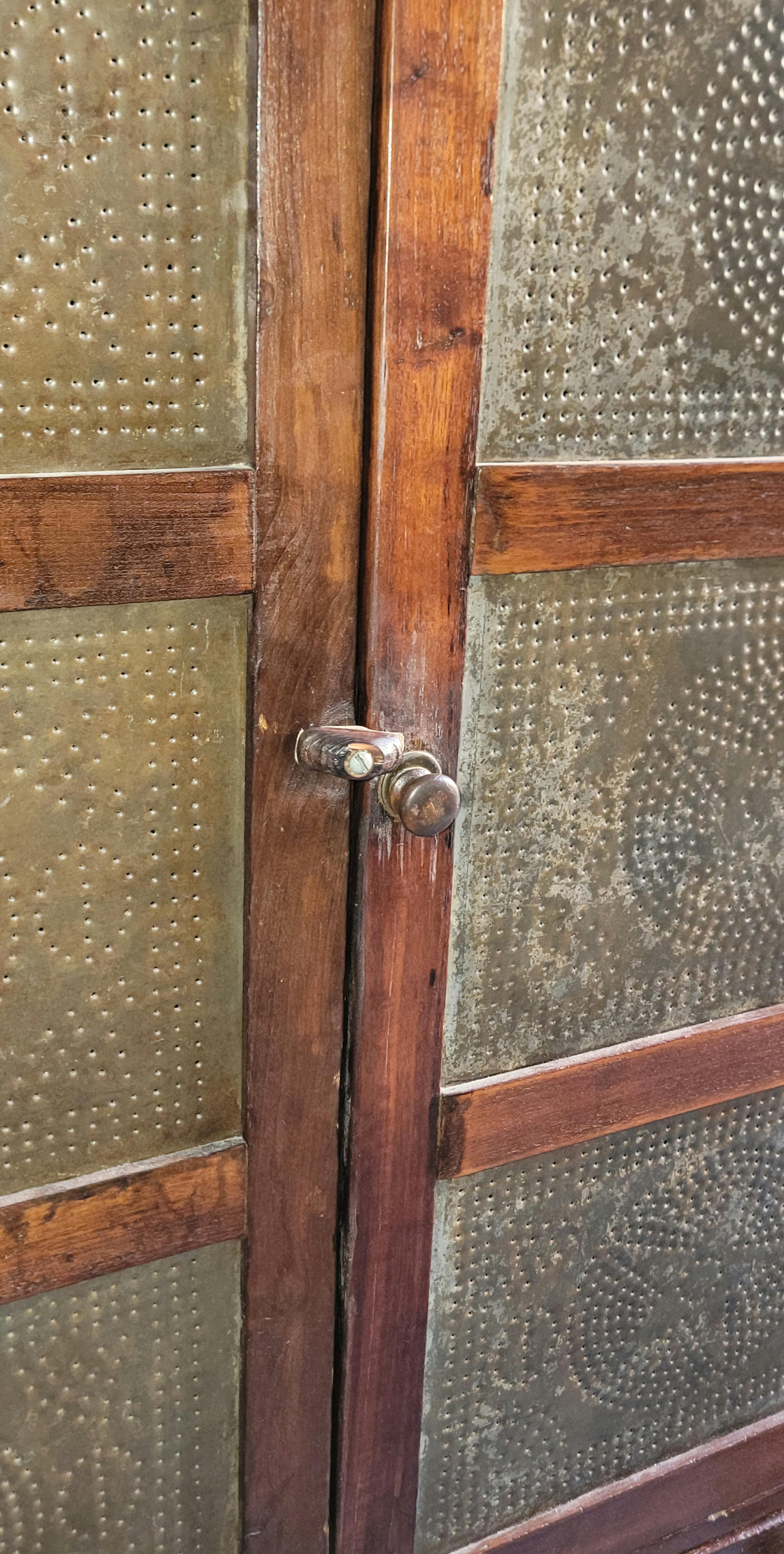Cassaforte per torte in legno del XIX secolo con stelle di latta punzonate in vendita 5
