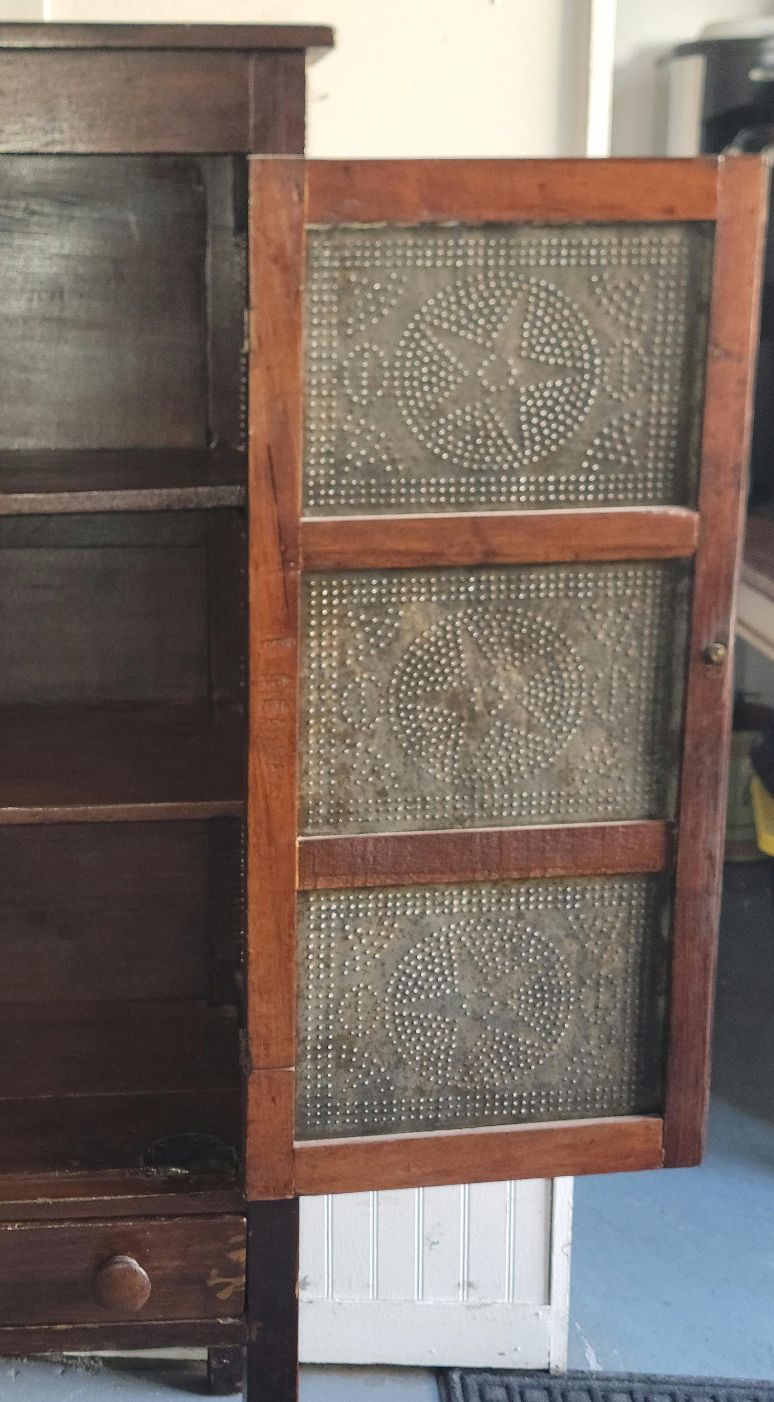 Cassaforte per torte in legno del XIX secolo, fatta a mano, con scatola forata. La scatola di punzoni è realizzata a mano con un design a stella. Cassetto singolo con struttura a coda di rondine. Un pezzo molto forte e robusto. Si trova in