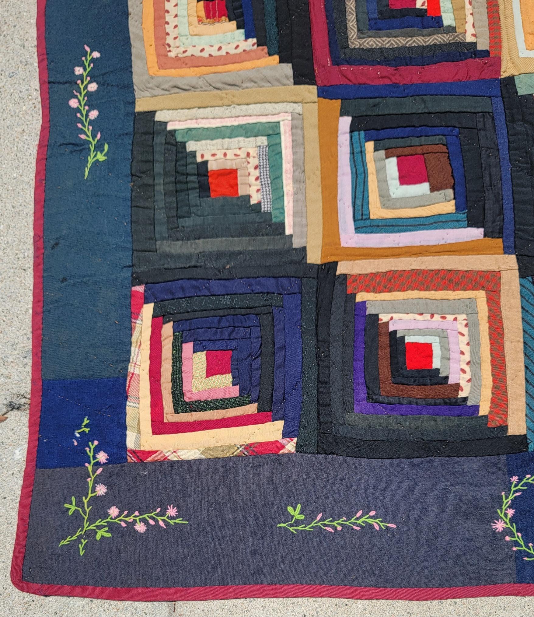 Magnifique courtepointe en laine du 19e siècle du comté de Lancaster avec bordure florale brodée. De belles couleurs et un âge magnifique. L'usure due à l'âge et à l'utilisation est minime. Un magnifique quilt pour tout collectionneur. 
