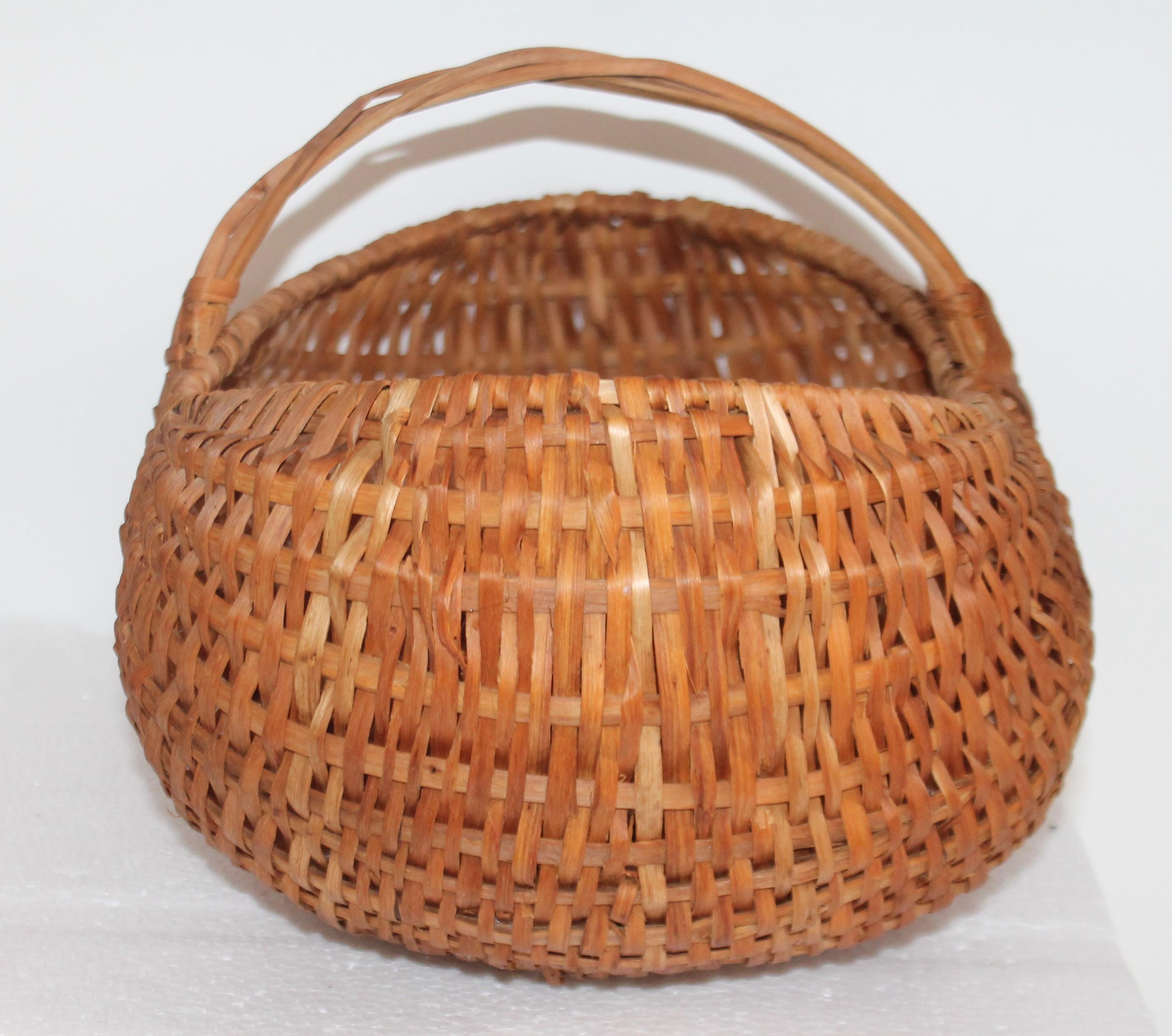 This fine all original surface natural buttocks basket. Handwoven double butt hickory basket with twisted handle. The condition is very good.