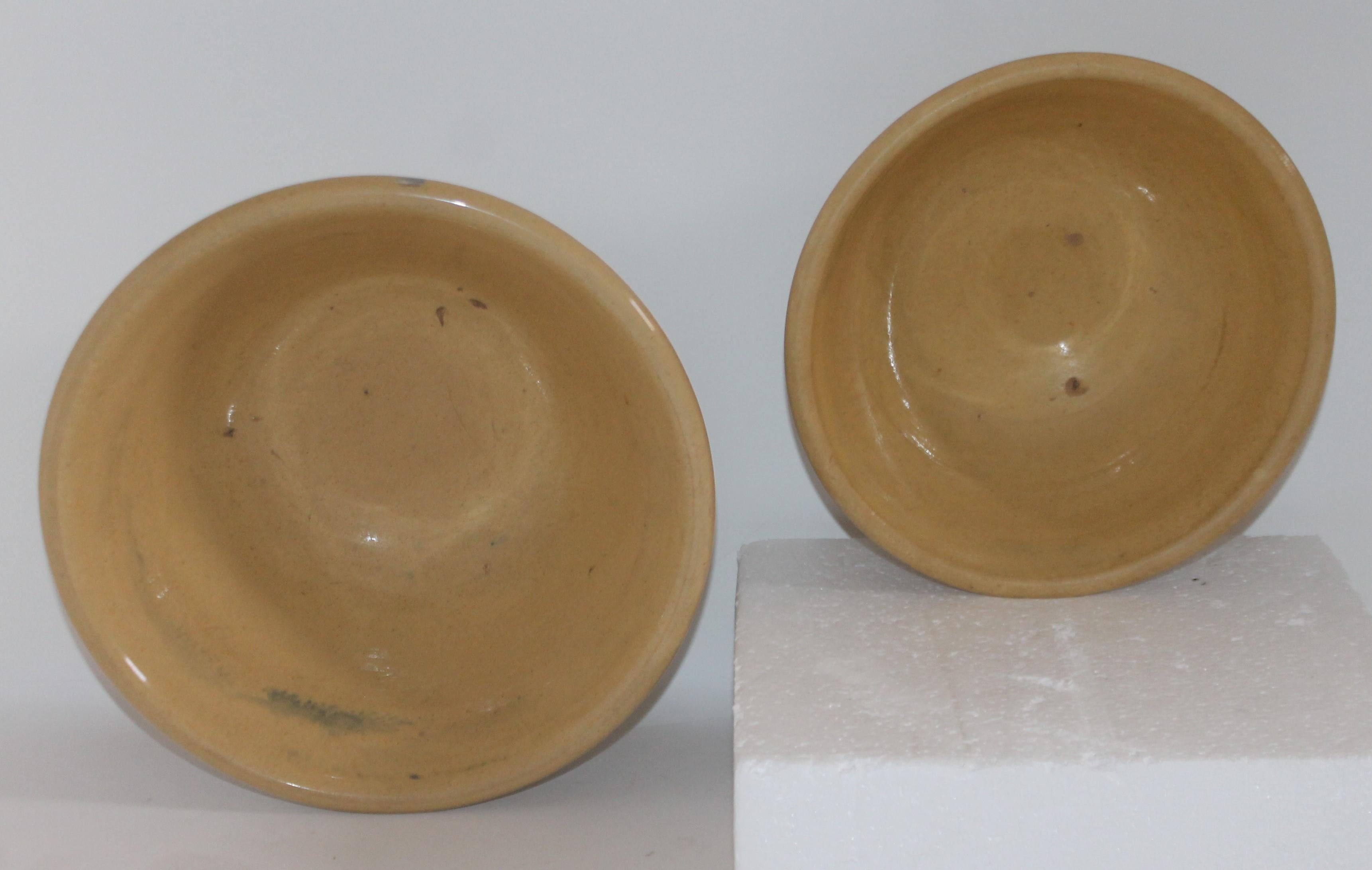 19th Century Yellow Ware in Seaweed Pattern Mixing Bowls, Pair For Sale 4