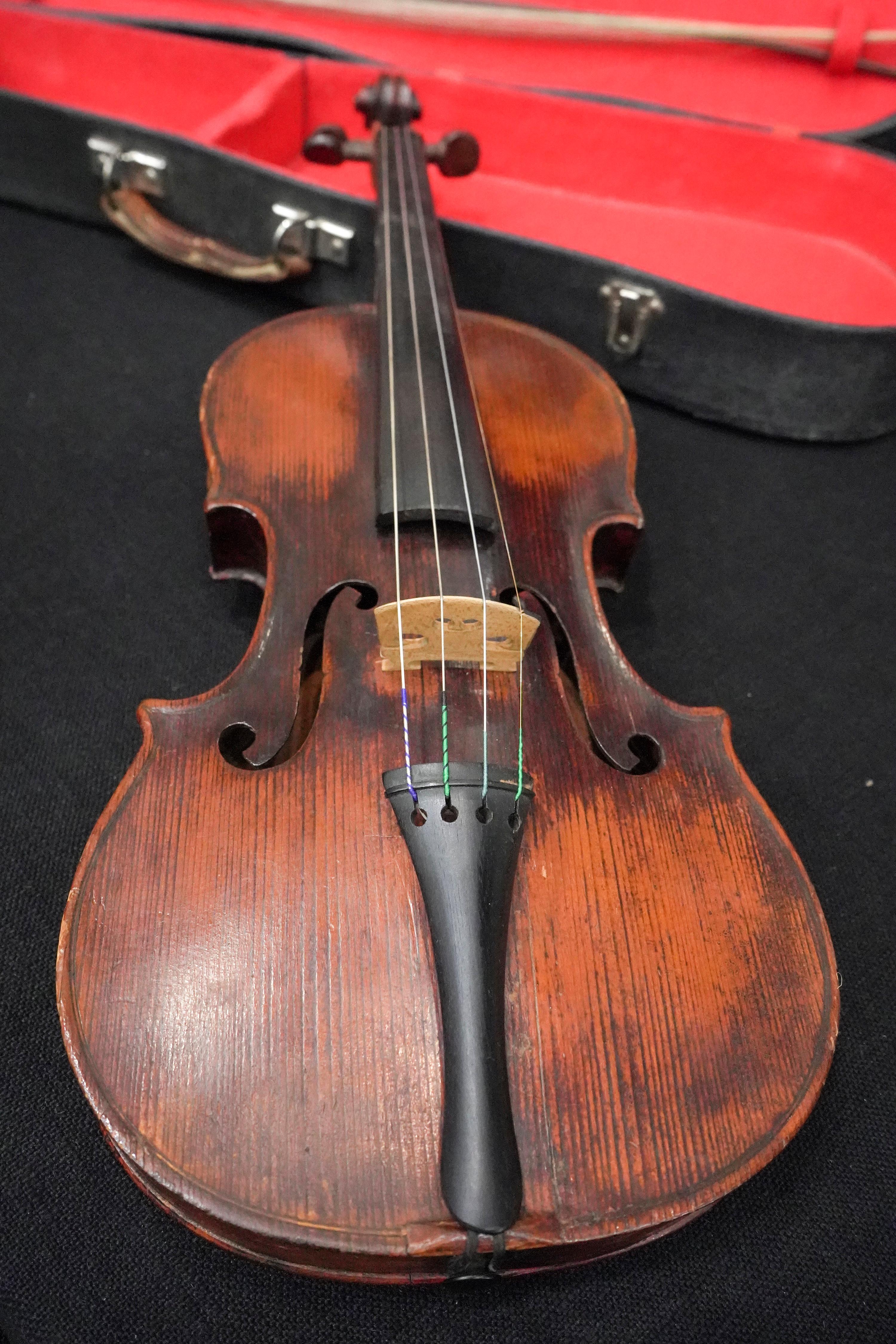 19th Century Carlo Bergonzi Luthier Style Violin, with Label, circa 1860 4