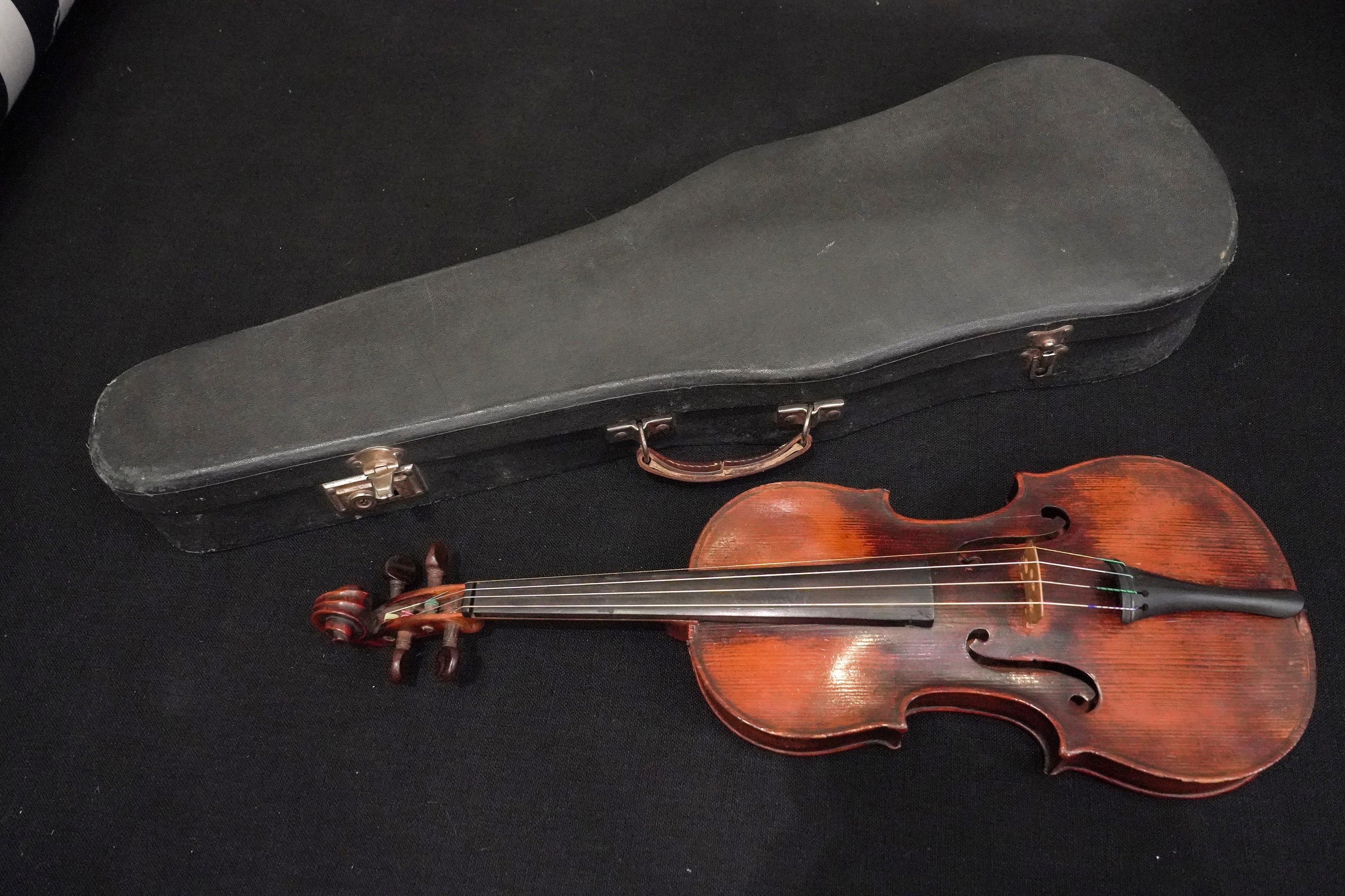 19th Century Carlo Bergonzi Luthier Style Violin, with Label, circa 1860 5
