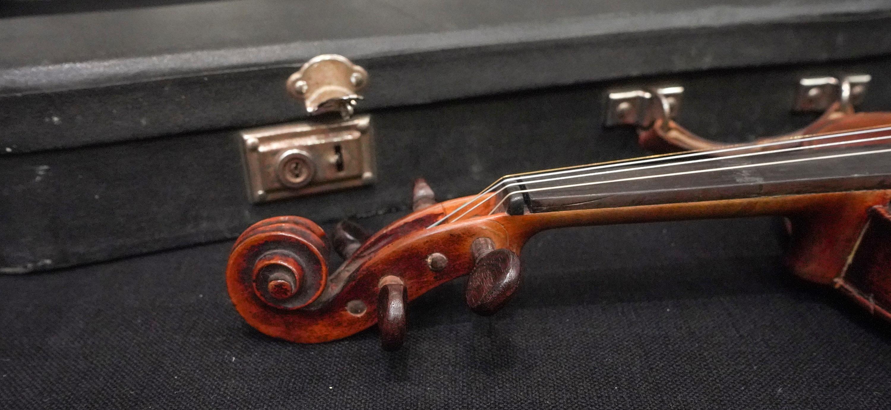19th Century Carlo Bergonzi Luthier Style Violin, with Label, circa 1860 6