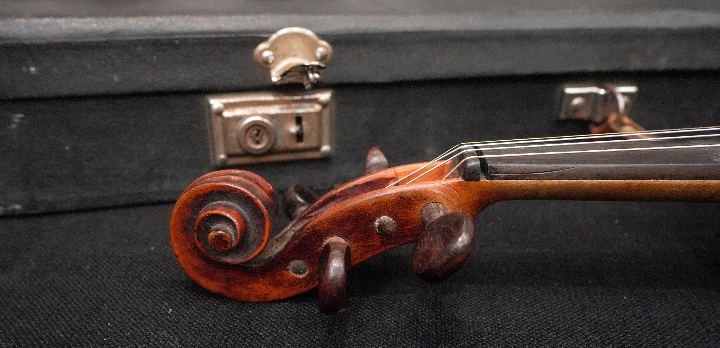 19th Century Carlo Bergonzi Luthier Style Violin, with Label, circa 1860 8
