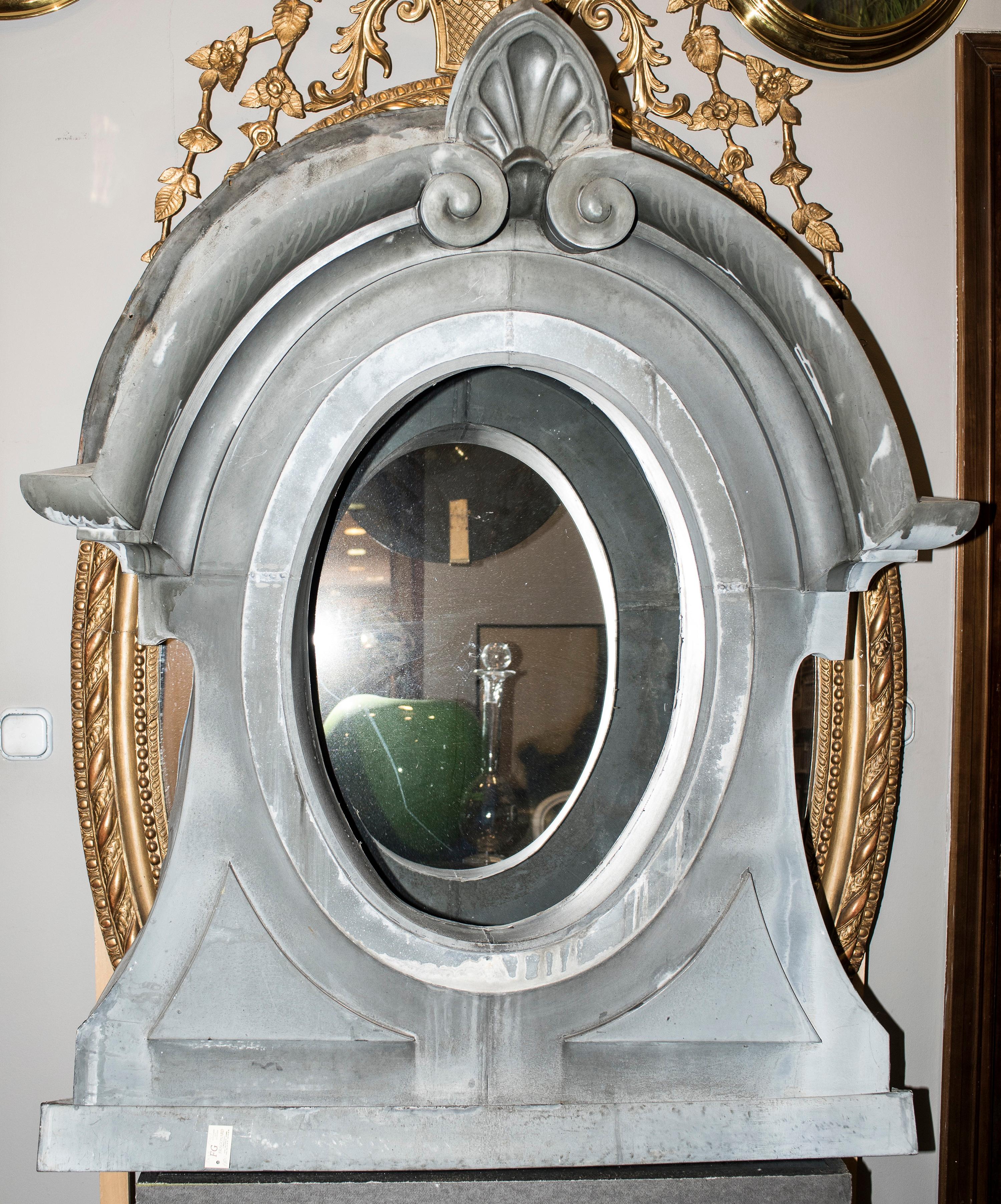 One of a kind Oeil de boeuf from a Mansard in a 19th century Napoleón III French building, stunning architectural element of decoration!!!, Its really difficult to find it !! Good condition with age and use.
The material is zinc and the property