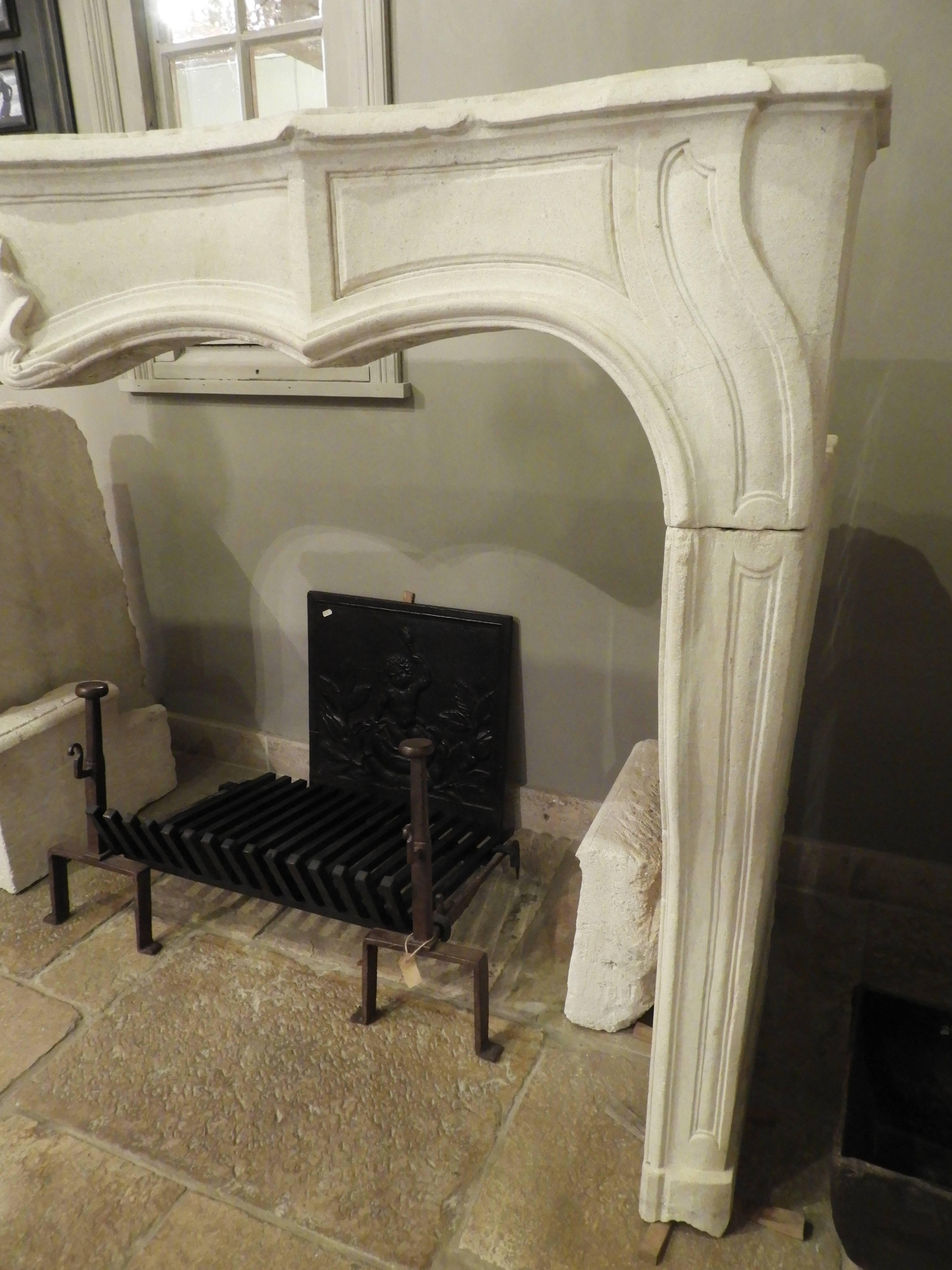 19the Century Hand-Carved Louis 15 Fireplace in Limestone For Sale 4