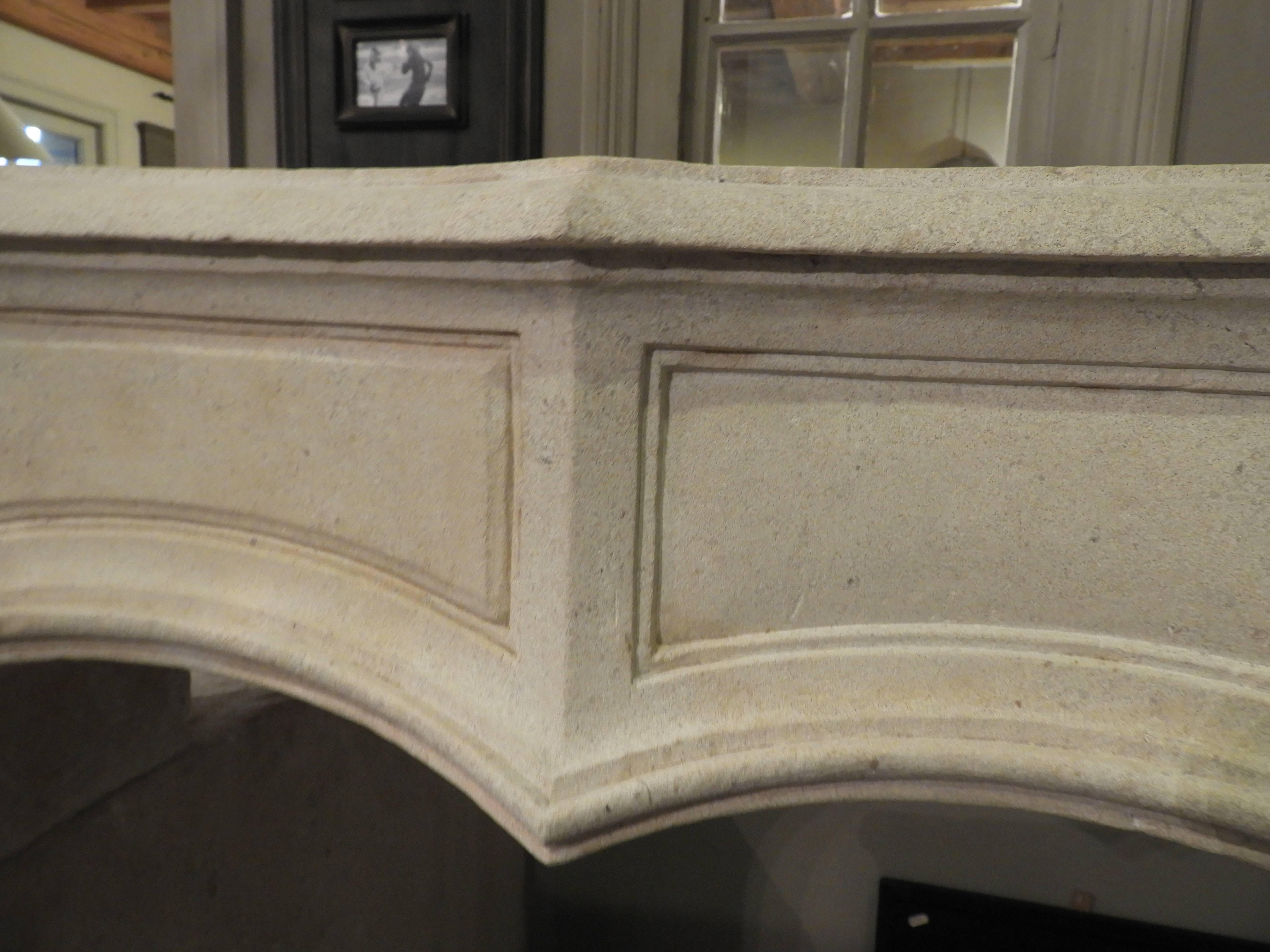 19the Century Hand-Carved Louis 15 Fireplace in Limestone For Sale 9