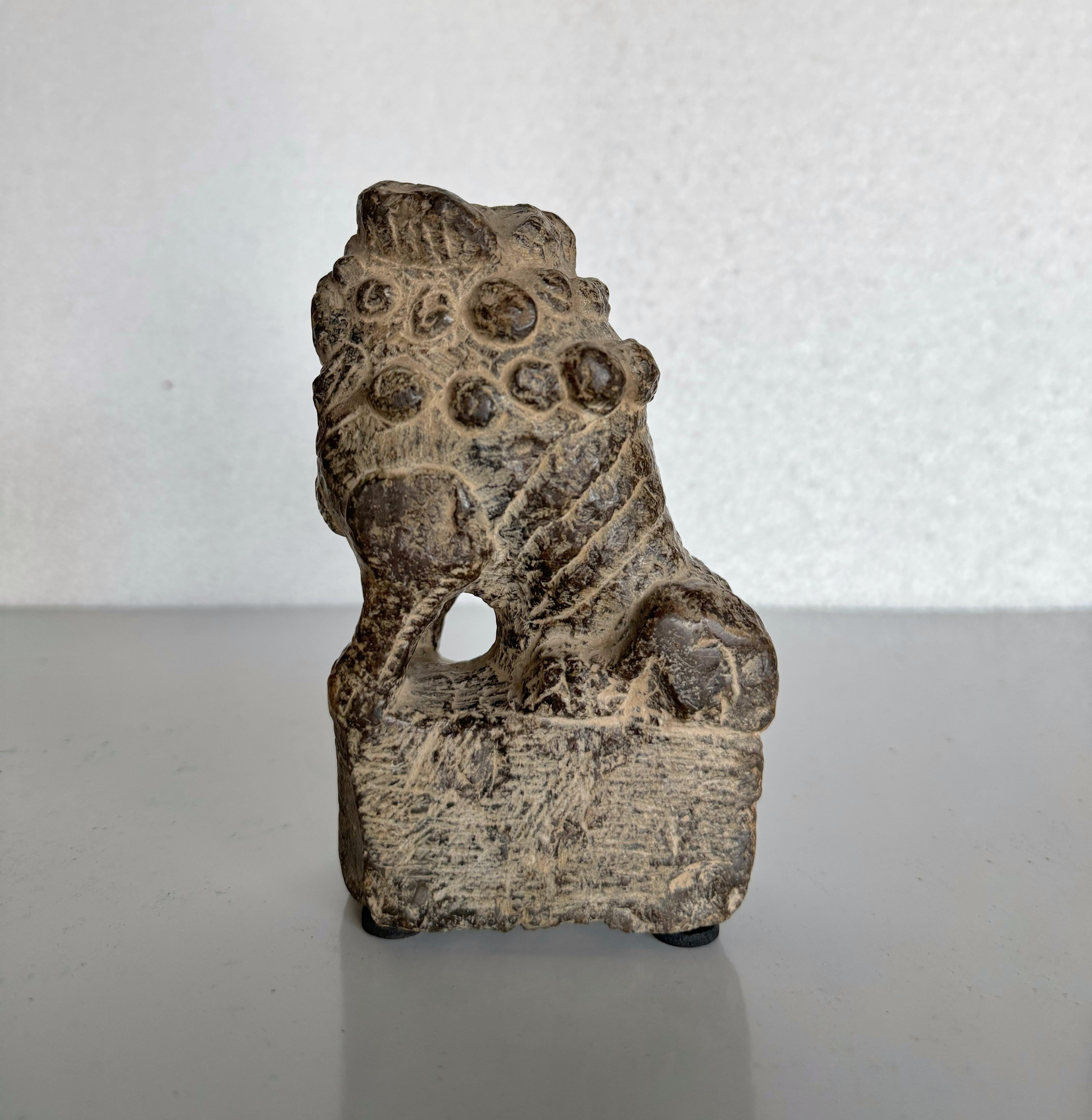 Sculpté à la main 19the Century Stone Shanxi Lion