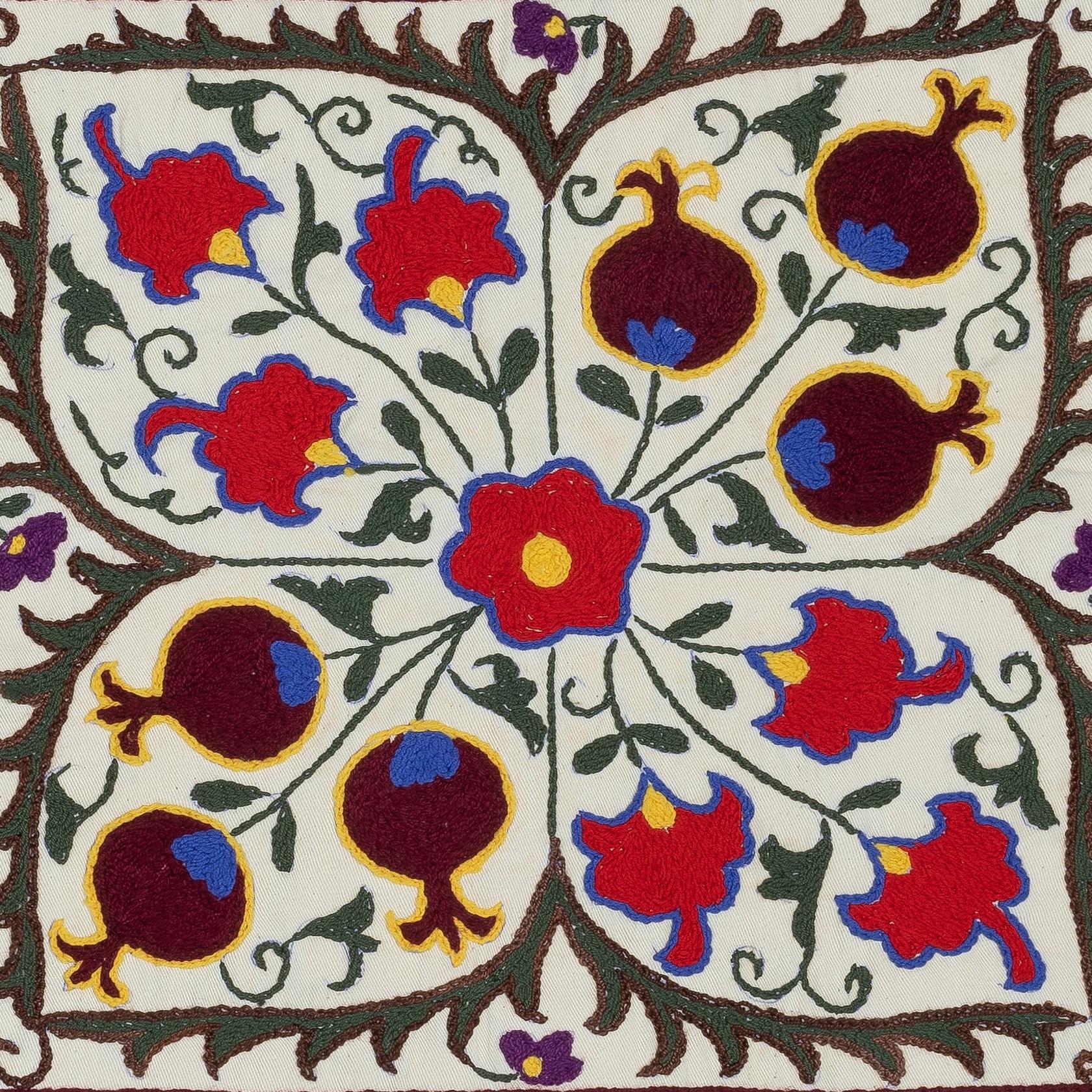 Nouvelle housse de coussin 100% coton brodée à la main - Art textile ouzbek authentique

Apportez une touche d'héritage d'Asie centrale à votre intérieur avec cette taie d'oreiller Suzani d'Ouzbékistan, brodée à la main et composée à 100 % de coton.