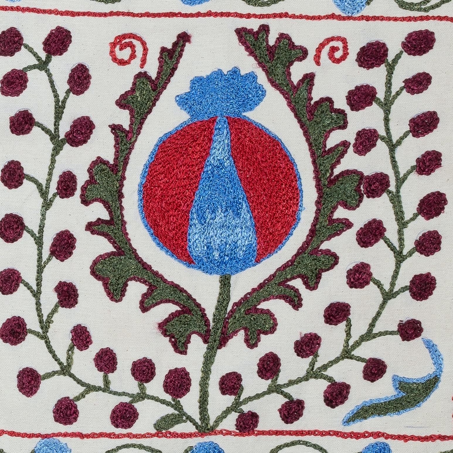 Nouvelle housse de coussin 100% coton brodée à la main - Art textile ouzbek authentique

Apportez une touche d'héritage d'Asie centrale à votre intérieur avec cette taie d'oreiller Suzani d'Ouzbékistan, brodée à la main et composée à 100 % de coton.