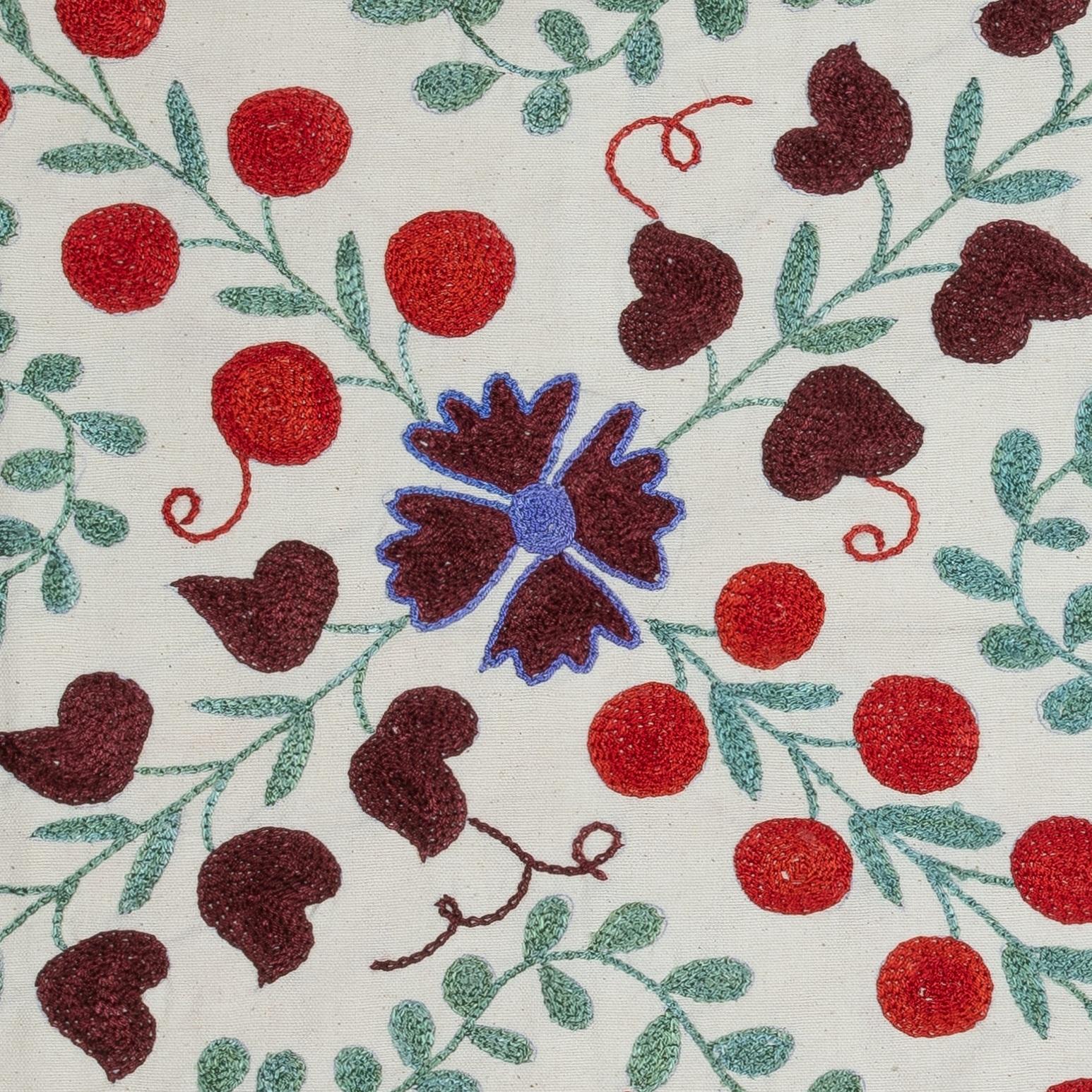 Nuovo copricuscino ricamato a mano in 100% cotone - autentica arte tessile uzbeka

Porta un tocco di eredità dell'Asia centrale nella tua casa con questa federa ricamata a mano in 100% cotone Suzani, proveniente dall'Uzbekistan. Caratterizzato da