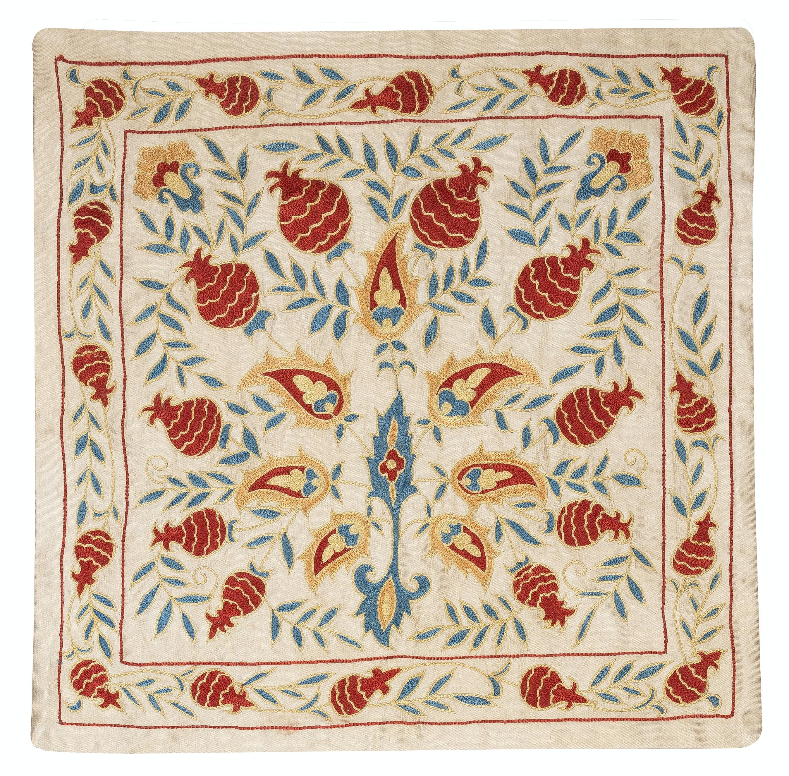 Nuovo copricuscino ricamato a mano in 100% seta - autentica arte tessile uzbeka

Eleva l'arredamento della tua casa con questo raffinato copricuscino Suzani ricamato a mano, realizzato al 100% in pura seta da abili artigiani dell'Uzbekistan.