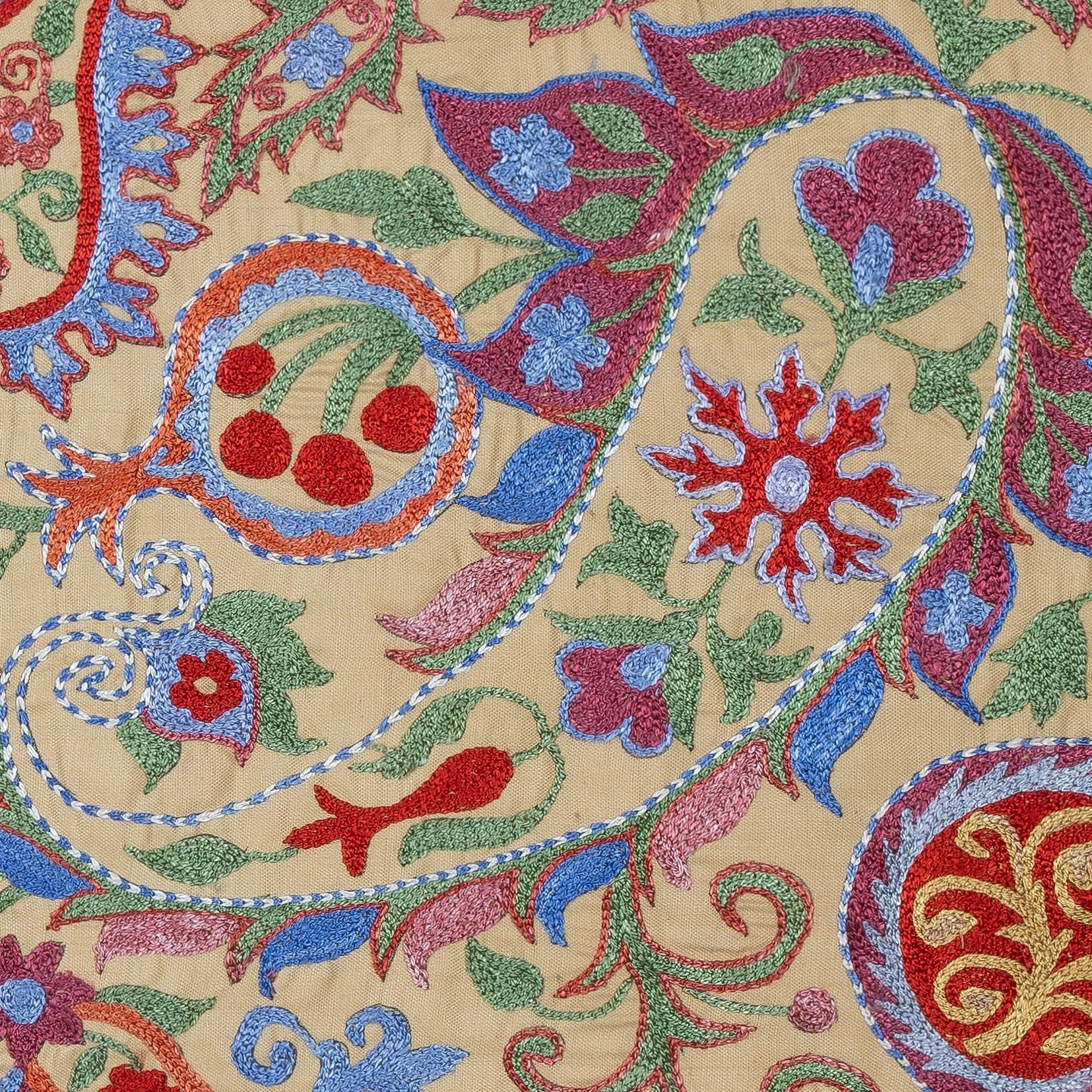 Nuovo copricuscino ricamato a mano in 100% seta - autentica arte tessile uzbeka

Eleva l'arredamento della tua casa con questo raffinato copricuscino Suzani ricamato a mano, realizzato al 100% in pura seta da abili artigiani dell'Uzbekistan.