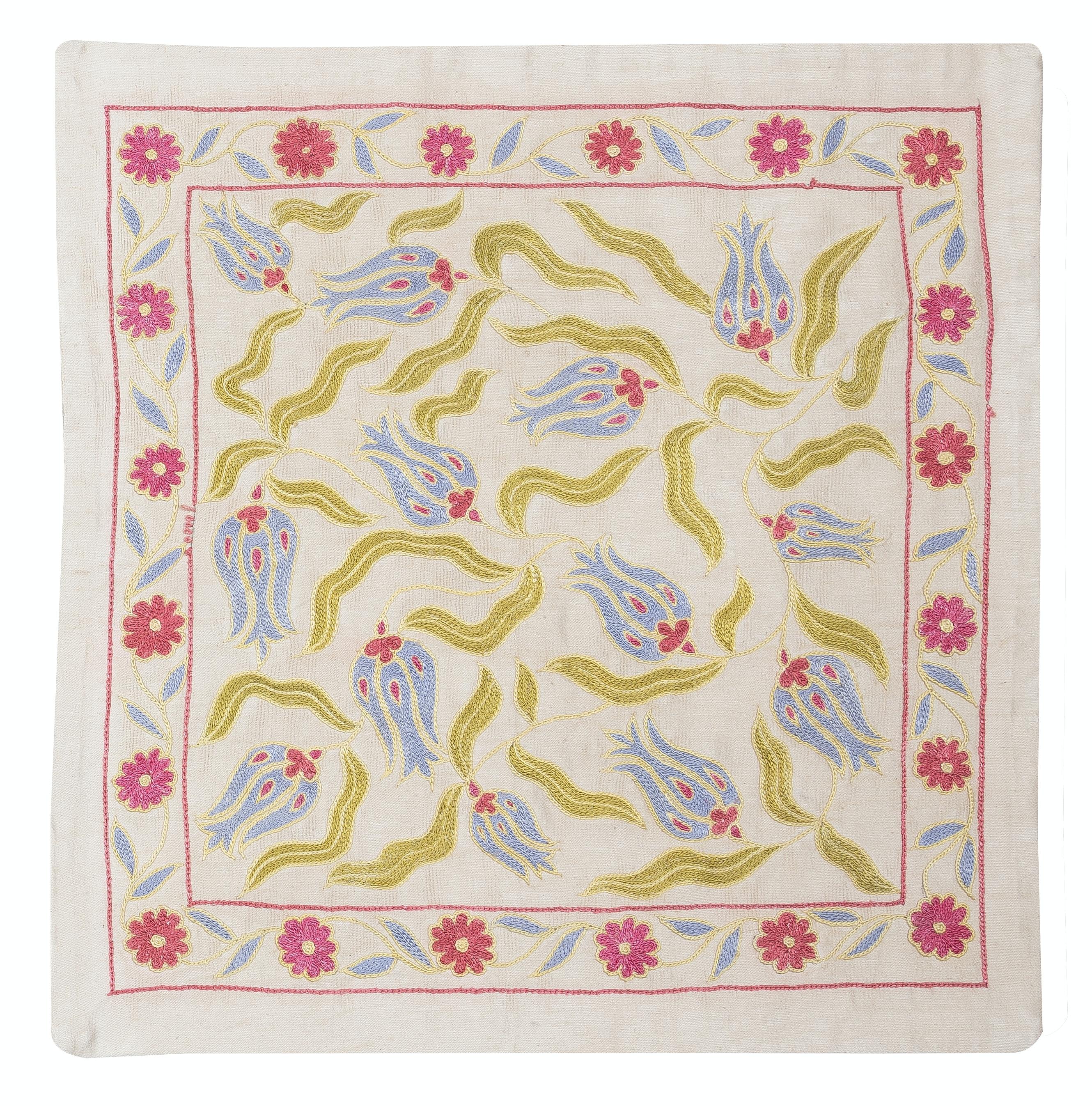 Nouvelle housse de coussin 100% soie brodée à la main - Art textile ouzbek authentique

Rehaussez votre décoration intérieure avec cette exquise housse de coussin Suzani brodée à la main, fabriquée à partir de 100 % de soie pure par des artisans